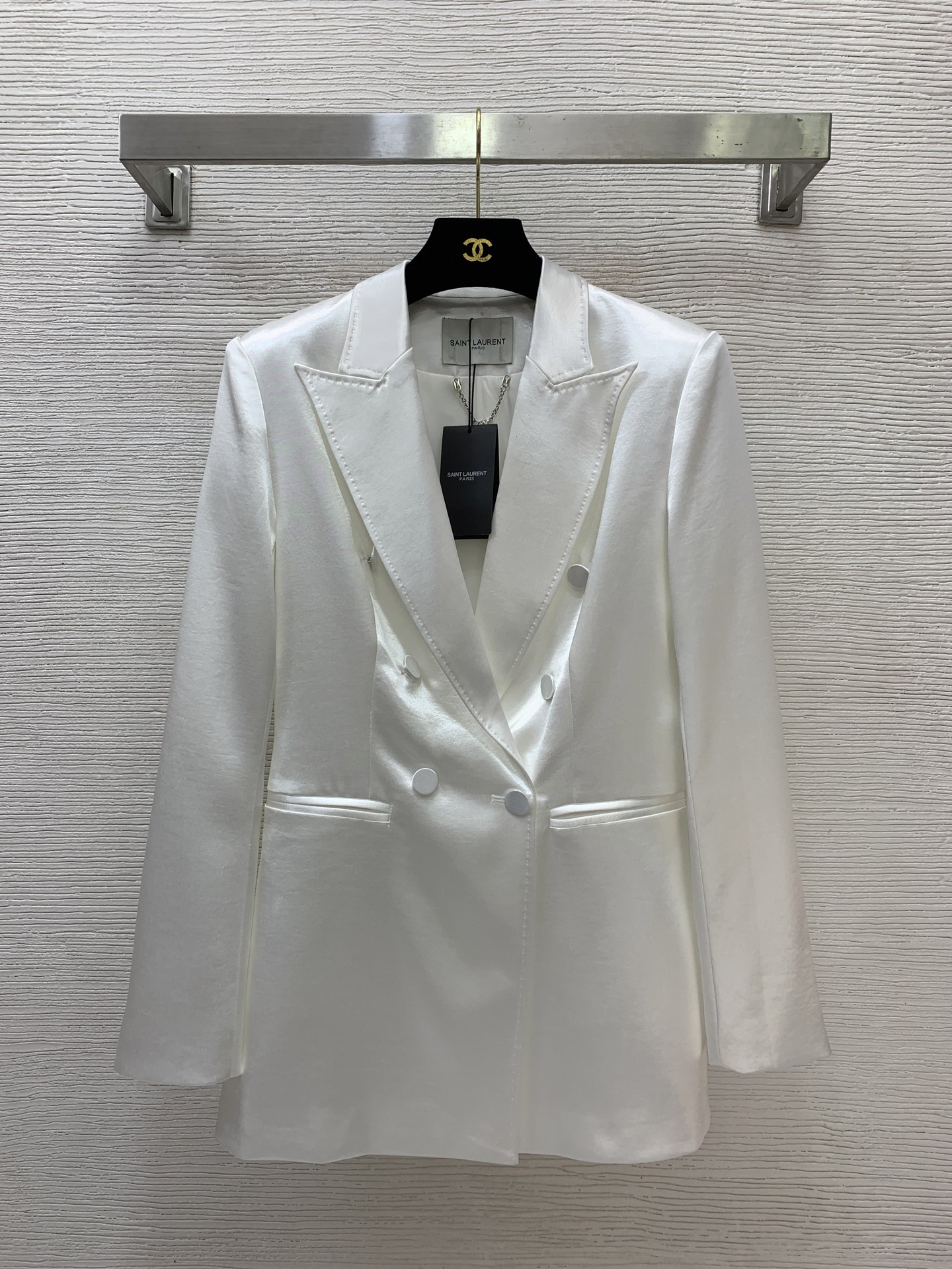 NO:761037,Style number G26031828 Saint Laurent YSL's new custom acetate blended fabric feels silky and comfortable!  Double-breasted peaked lapel slim long-sleeved blazer!  Khaki, black, white, (M size shoulder width 40 with shoulder pads, bust 88 ~ 92, sleeve length 60, dress length 73) batch,, saint laurent, saint laurent, jackets & coats, business suit,19860909款号G26031828 圣罗兰YSL新款定制醋酸混纺面料手感丝滑舒适！双排扣戗驳领修身显瘦长袖西装外套！卡其色、黑色、白色、（M码肩宽40有垫肩,胸围88～92,袖长60、衣长73）批,,saint laurent,saint laurent,jackets & coats,business suit,,Women's clothing