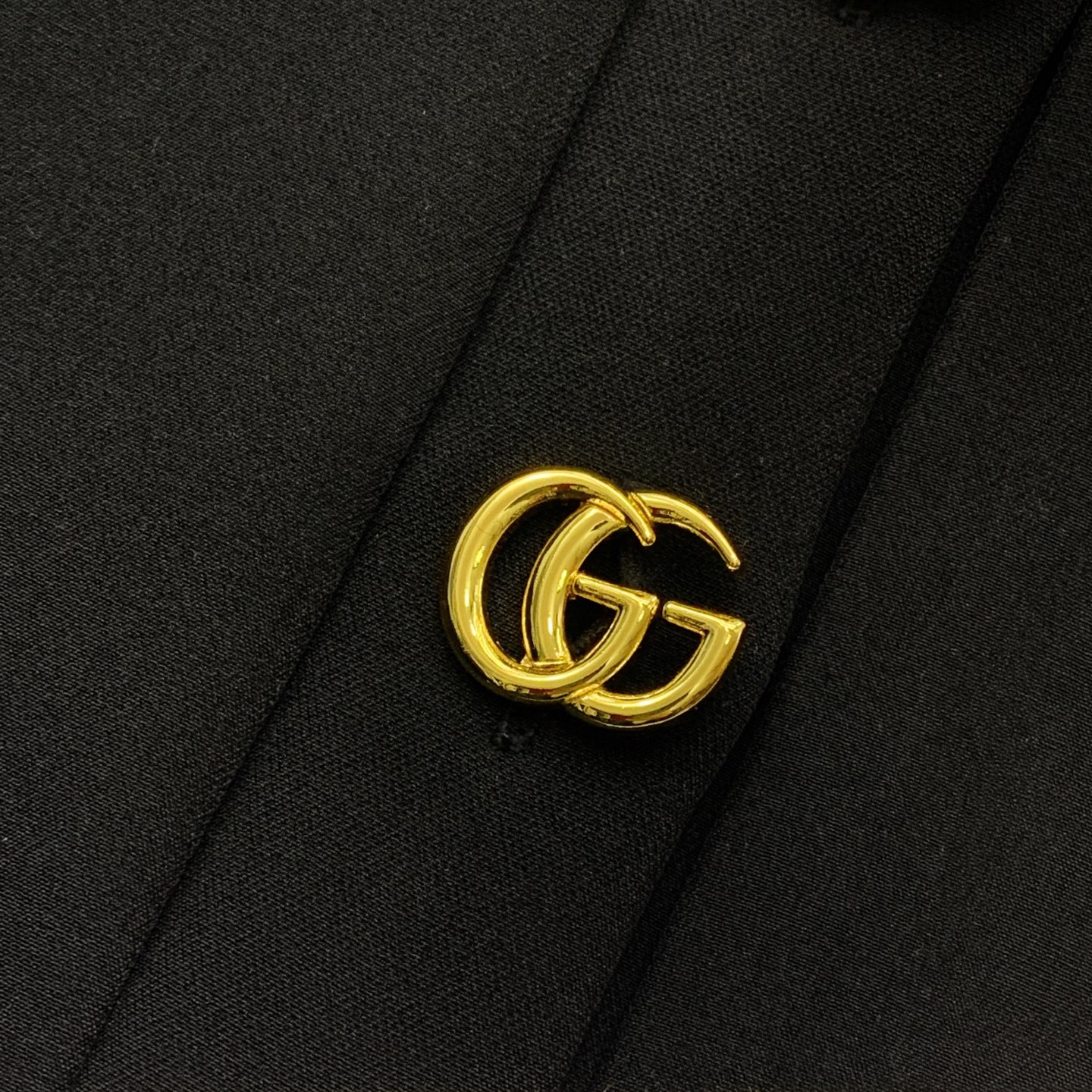 款号D 跑量推荐🍒GUCC*新款定制字母GG金属纽扣半排扣系扣门襟修身显瘦A字裙摆翻领短袖连衣裙！黑色，