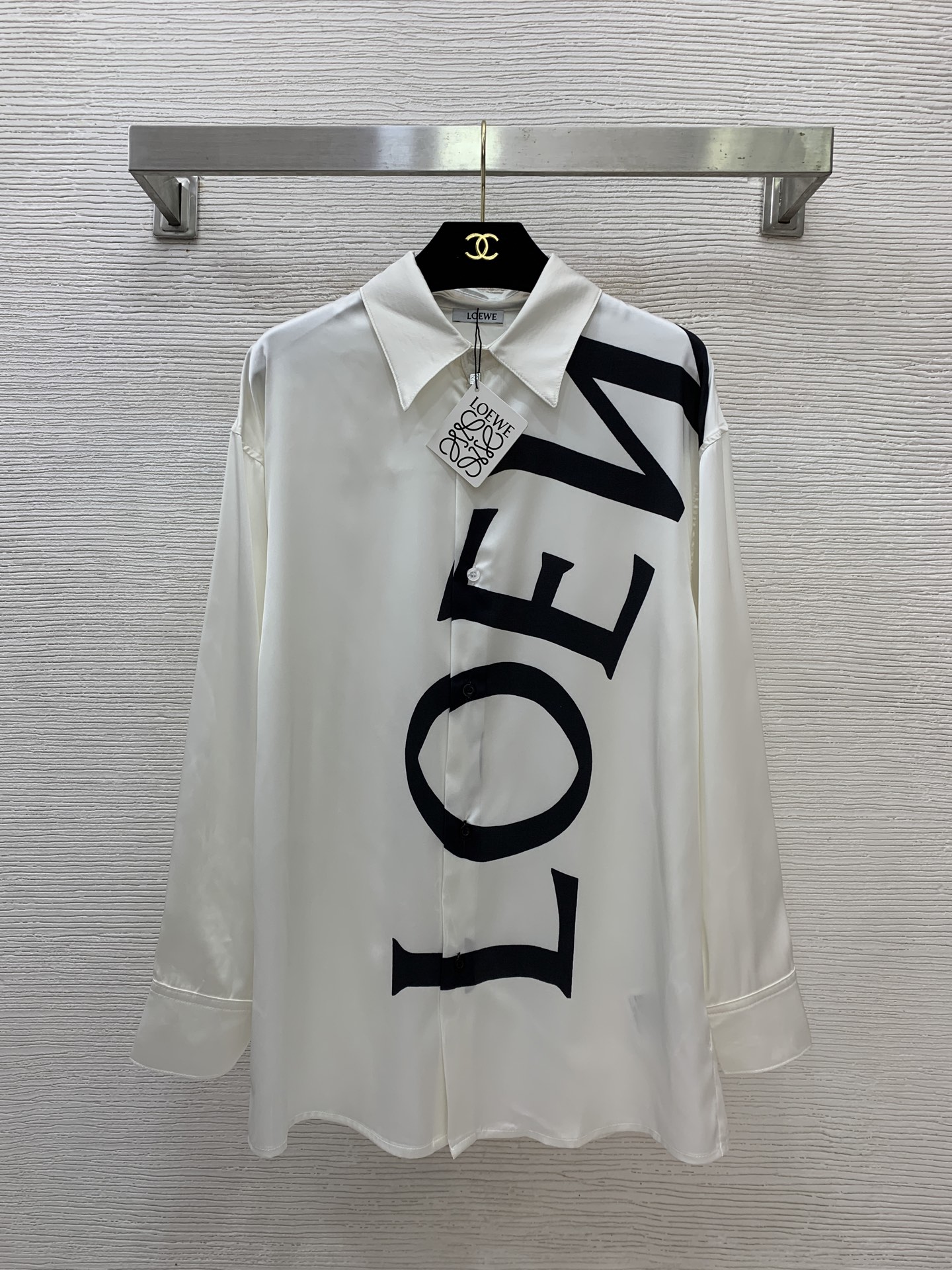 NO:761078,Model No. D26031865 LOEW* new style custom-made for men and women, smooth satin letter logo printed with large logo, loose and fashionable large buttoned lapel long-sleeved shirt!  (M size shoulder width 51, chest 104, sleeve length 52, dress length 74),,loewe,19860909款号D26031865 男女同款LOEW*新款定制 光滑缎面字母logo印花大标志宽松时尚大版系扣翻领长袖衬衣！（M码肩宽51,胸围104,袖长52,衣长74）,,loewe,,Women's clothing