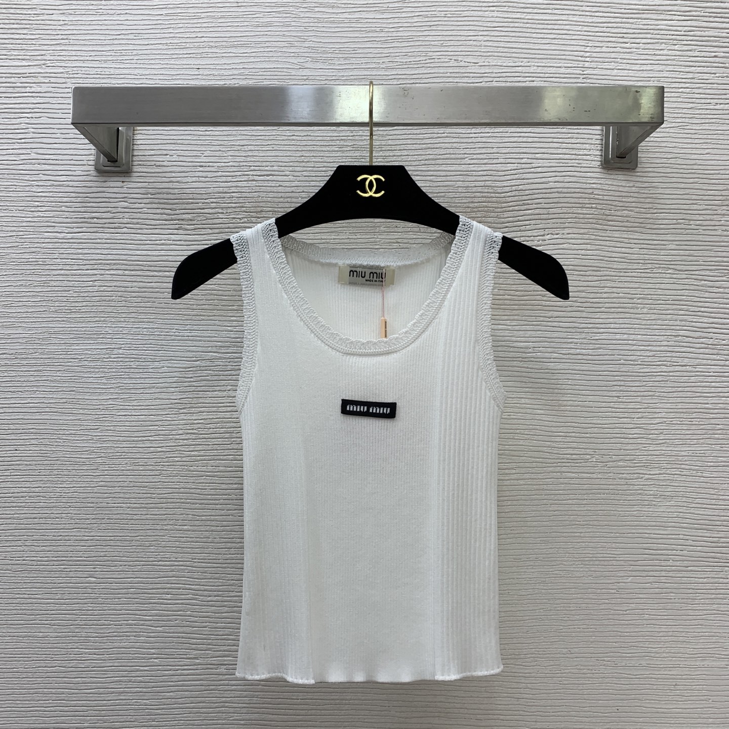 NO:762263,Model No. D26031928 MIUMI*U Miaojia's new custom letter logo logo decoration slim fit stretch knitted vest top!  Black, white, brown (one size fits all, shoulder width 27, chest 56, length 44),,miumiu,19860909款号D26031928 MIUMI*U缪家新款定制字母logo徽标装饰修身显瘦弹力针织小背心上衣！黑色、白色、咖啡色（均码肩宽27,胸围56、衣长44）,,miumiu,,Women's clothing