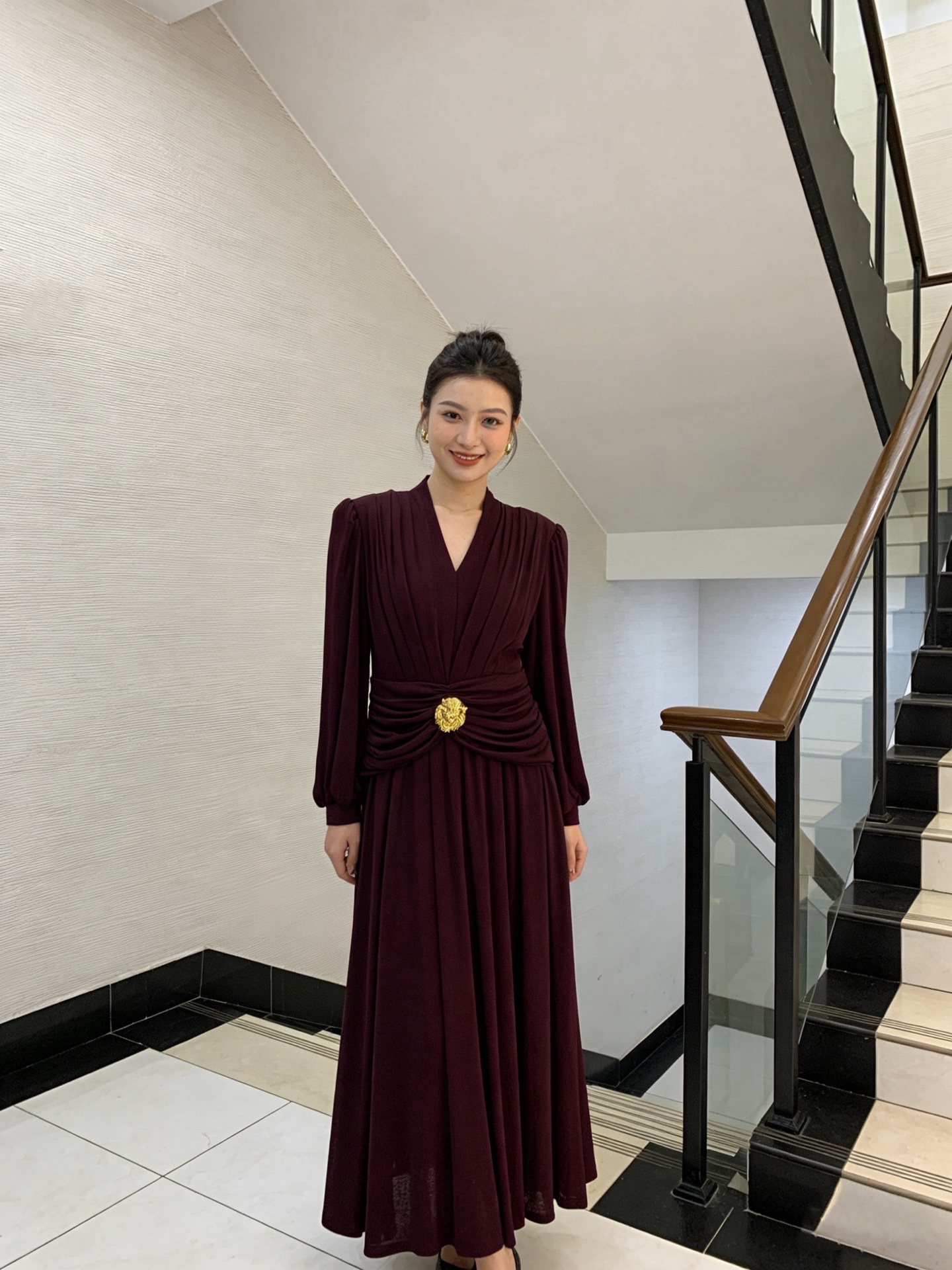 NO:757943,Style No. G26031659 Schiapare*li Schiapareli's new high-end customized elastic drape fabric is soft and comfortable!  Pleats at the chest and metal lion head accessories at the waist decorate the waist to slim down the long-sleeved V-neck mid-length dress!  Black, burgundy, (L size bust 74 super elastic, upper waist 60, sleeve length 59, skirt length 125) batch,,skirts,19860909款号G26031659 Schiapare*li夏帕瑞利新款高端定制弹力垂坠感面料柔软舒适！胸前压褶腰间金属狮子头配件装饰收腰显瘦长袖V领中长款连衣裙！黑色、酒红色、 （L码胸围74超弹力,上腰围60,袖长59,裙长125）批,,skirts,,Women's clothing