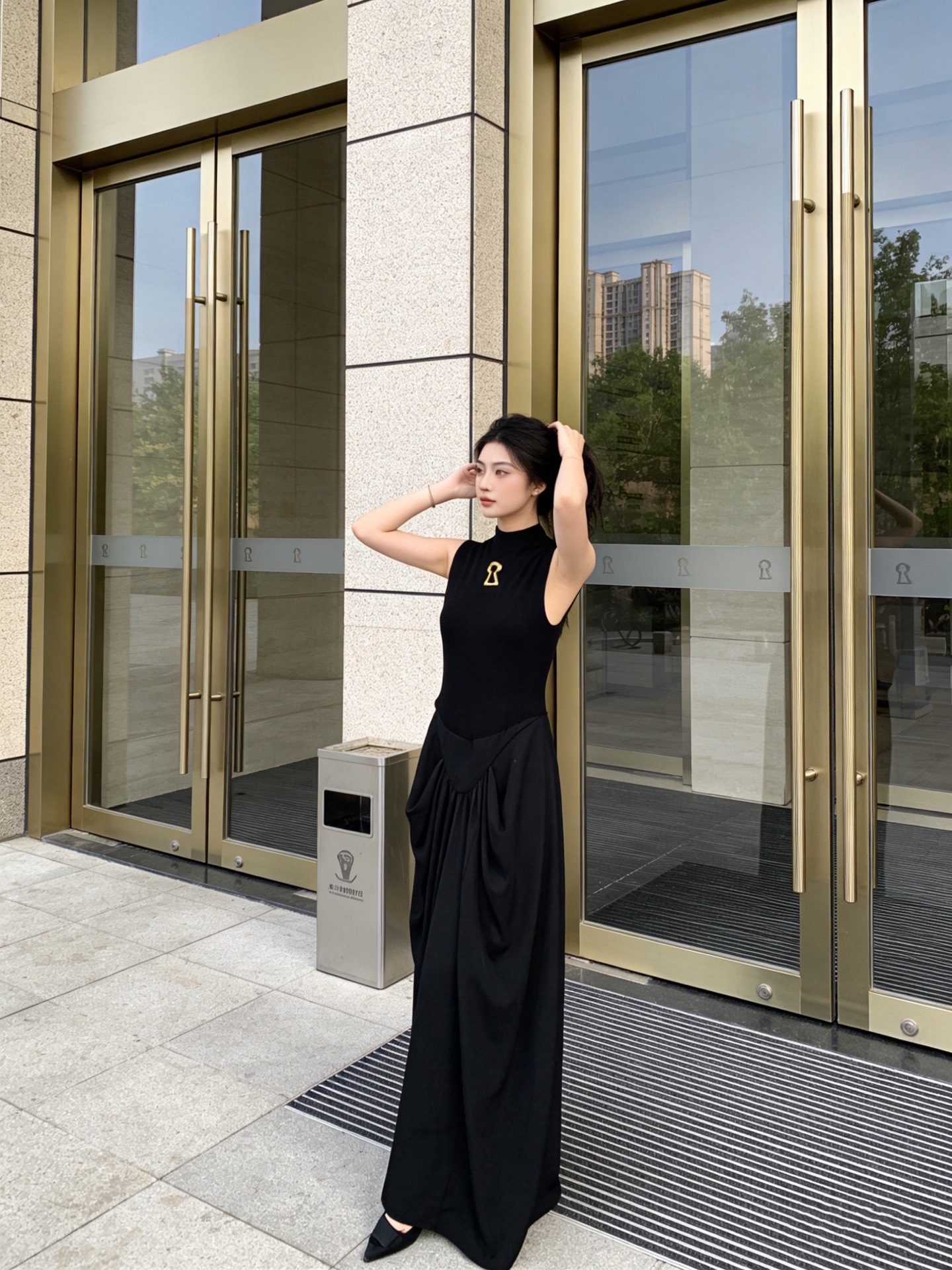 款号G Schiapare*li夏帕瑞利新款定制镂空钥匙🔑金属配件装饰、针织拼接捏褶设计修身显瘦立领无袖