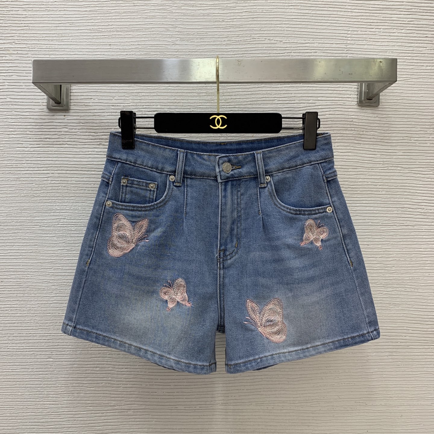 NO:774340,The highest version of the girl on the market inspects the goods, trims the three marks on the threads, pictures the goods and takes videos. If you want quality or service, please add me on WeChat. We will not accept urgent orders. Model number G26032028 ANN  ANDELMA* The latest and highest version on the market, the girl inspects the goods, trims the three marks on the threads, pictures of the goods and takes videos. If you want quality or service, please add me on WeChat. We do not accept urgent orders. High-end customized letter logo hardware accessories, washed denim cotton, heavy embroidery, pink butterfly decoration, fashionable and versatile high-waisted denim shorts!  (M size waist 70, hip 98, pants length 33), women's clothing, shorts,19860909市面最高版本小妹验货、修剪线头上三标、货可图及拍视频,要品质要服务的加我微信,不接急单.款号G26032028 ANN ANDELMA*新市面最高版本小妹验货、修剪线头上三标、货可图及拍视频,要品质要服务的加我微信,不接急单.款高端定制字母logo五金配件、洗水牛仔棉重工刺绣粉色蝴蝶装饰时尚百搭高腰牛仔短裤！（M码腰围70,臀围98,裤长33）,女装,shorts,,Women's clothing