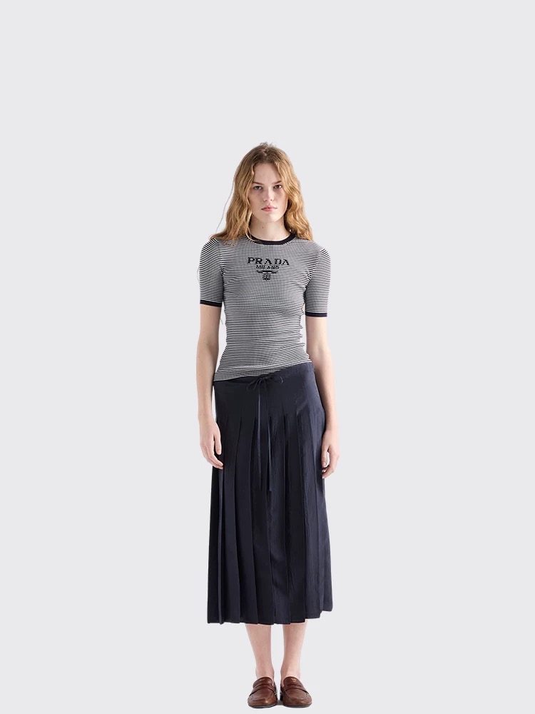 NO:755442,The highest version on the market, the girl inspects the goods, trims the three marks on the threads, pictures the goods and takes videos. If you want quality or service, please add me on WeChat. We will not accept urgent orders. Model No. G26031846  PRAD*A's new and highest version on the market, the girl inspects the goods, trims the three marks on the threads, pictures of the goods and takes videos. If you want quality or service, please add me on WeChat. We will not accept urgent orders. A high-end customized P letter logo badge, navy edge stitching and pinstripes, slim fit, round neck pullover short-sleeved sweater top!  (M size bust 72, sleeve length 24, dress length 58), Prada-clothing, prada, prada, T-shirt,19860909市面最高版本小妹验货、修剪线头上三标、货可图及拍视频,要品质要服务的加我微信,不接急单.款号G26031846 PRAD*A新市面最高版本小妹验货、修剪线头上三标、货可图及拍视频,要品质要服务的加我微信,不接急单.款高端定制P家字母logo徽章、藏蓝边拼接细条纹修身显瘦圆领套头短袖针织衫上衣！（M码胸围72,袖长24,衣长58）,普拉达-服装,prada,prada,T-shirt,,Women's clothing