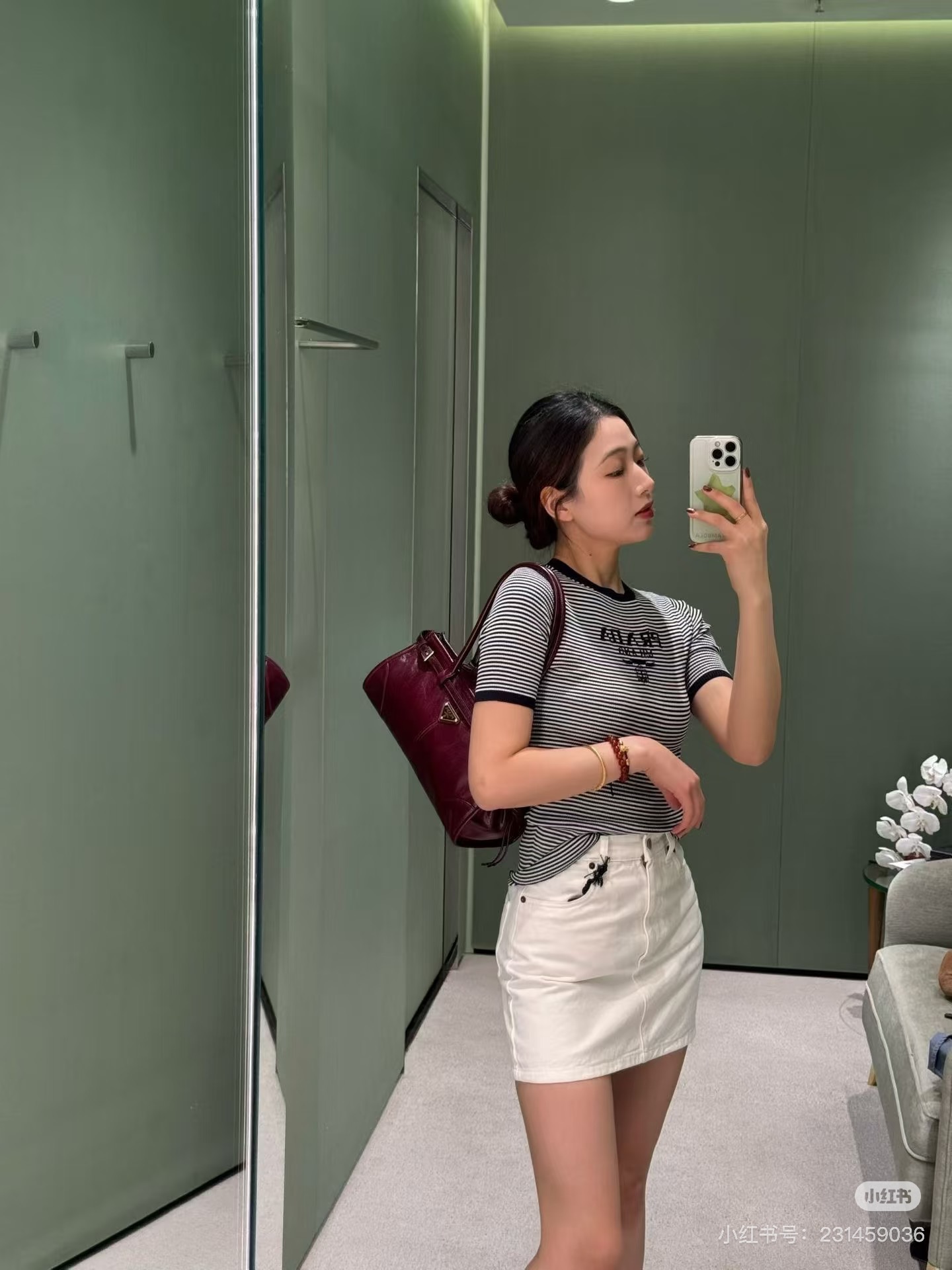 NO:761067,Model No. G26031846 PRAD*A’s new high-end customized P letter logo badge, navy blue edge splicing pinstripes slim fit round neck pullover short-sleeved sweater top!  (M size bust 72, sleeve length 24, clothing length 58) batch,, prada, T-shirt,19860909款号G26031846 PRAD*A新款高端定制P家字母logo徽章、藏蓝边拼接细条纹修身显瘦圆领套头短袖针织衫上衣！（M码胸围72,袖长24,衣长58）批,,prada,T-shirt,,Women's clothing