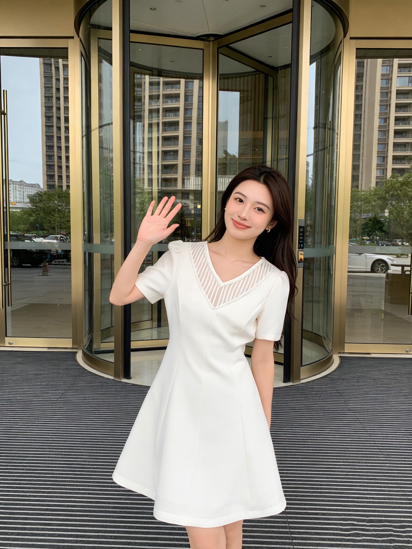 NO:755441,Model No. G26031872 VALENTIN*O Warren's new high-end customized see-through striped splicing heavy beading decoration slim fit V-neck short-sleeved dress!  Apricot, black, (S size bust 82, waist 68, sleeve length 22, skirt length 87) wholesale, Valentino-clothing, valentino, valentino, skirts, T-shirt,19860909款号G26031872 VALENTIN*O华伦家新款 高端定制透视条纹拼接重工钉珠装饰修身显瘦V领短袖连衣裙！杏色、黑色、 （S码胸围82,腰围68,袖长22,裙长87）批发,华伦天奴-服装,valentino,valentino,skirts,T-shirt,,Women's clothing