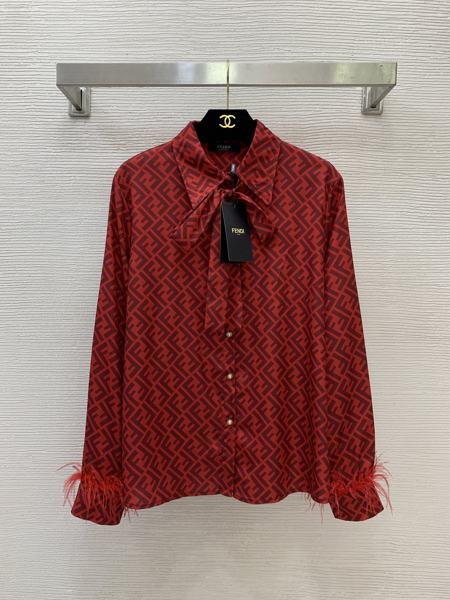 NO:775111,The highest version on the market, the girl will inspect the goods, trim the three marks on the threads, and deliver the goods. You can send pictures and take videos. If you want quality or service, please add me on WeChat. We will not accept urgent orders. Model No. D26032246  FEND* The latest and highest version on the market, my little girl will inspect the goods, trim the three marks on the threads, and ship the goods. You can send pictures and take videos. If you want quality or service, please add me on WeChat. We will not accept urgent orders. A custom-made all-over double FF letter presbyopia printed streamer tie with bow cuffs and feather decoration. Loose and fashionable button placket lapel long-sleeved shirt!  Red, (M size shoulder width 40, bust 106, sleeve length 60, dress length 65), Fendi-clothing, fendi, fendi,19860909市面最高版本小妹验货、修剪线头上三标、发货可发图及拍视频,要品质要服务的加我微信,不接急单.款号D26032246 FEND*新市面最高版本小妹验货、修剪线头上三标、发货可发图及拍视频,要品质要服务的加我微信,不接急单.款定制通体双FF字母老花印花飘带绑带蝴蝶结袖口羽毛装饰宽松时尚系扣门襟翻领长袖衬衣！红色,（M码肩宽40,胸围106,袖长60,衣长65）,芬迪-服装,fendi,fendi,,Women's clothing