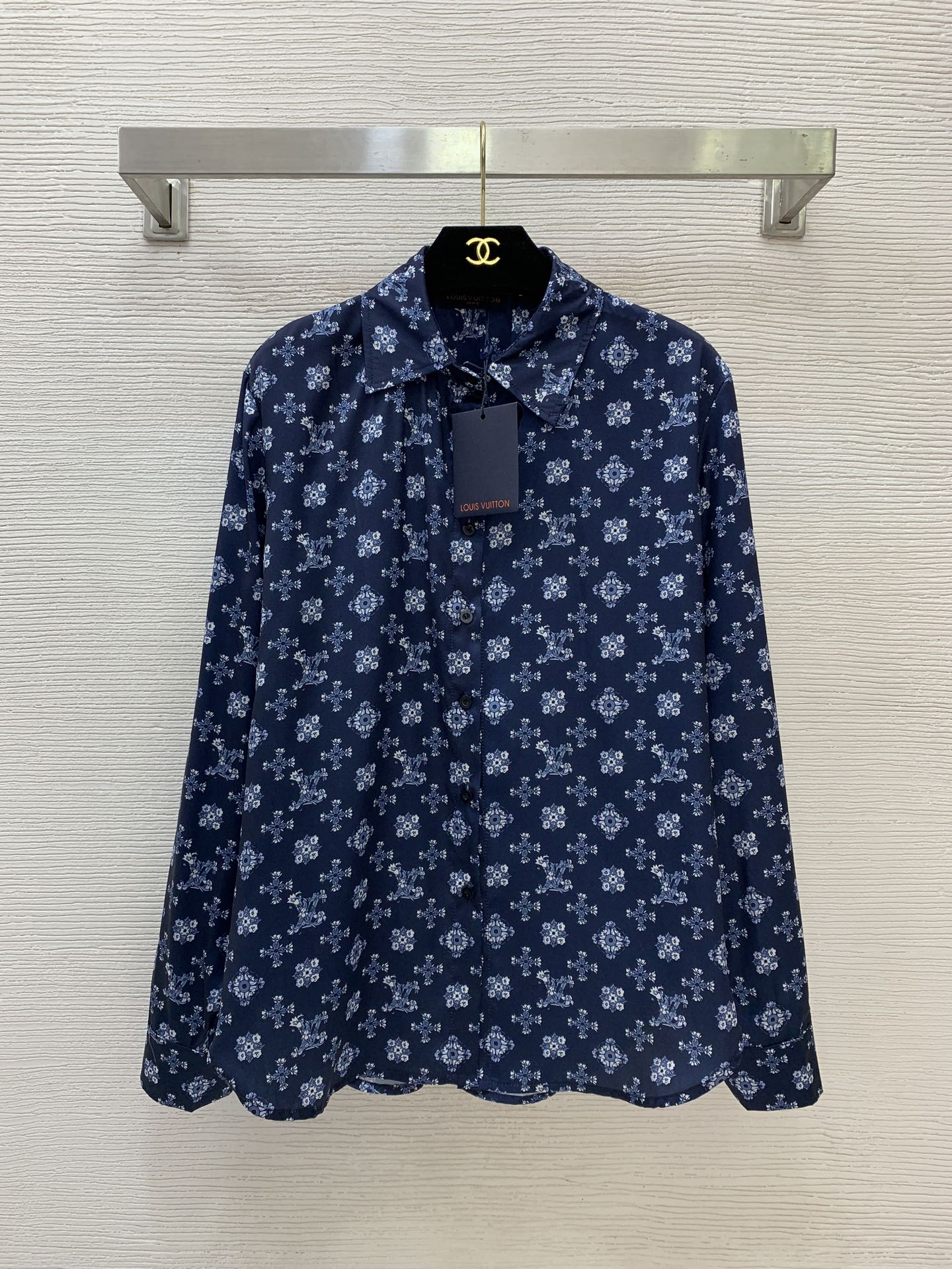 NO:775201,The highest version of the girl on the market inspects the goods, trims the three marks on the threads, and ships the goods. If you want quality and service, please add me on WeChat. We will not accept urgent orders. Model number D26032389 LOUIS* Lujia LV New Highest version on the market. The girl will inspect the goods, trim the three marks on the threads, and ship the goods. You can send pictures and videos of it. If you want quality and service, please add me on WeChat. We will not accept urgent orders. Style All-over retro printed button placket lapels, loose and slim long-sleeved shirt!  Blue, (M size shoulder width 42, bust 108, sleeve length 62, dress length 68), Louis Vuitton-clothing,louis vuitton,louis vuitton,louis vuitton,louis vuitton,louis vuitton,19860909市面最高版本小妹验货、修剪线头上三标、发货可发图及拍视频,要品质要服务的加我微信,不接急单.款号D26032389 LOUIS*驴家LV新市面最高版本小妹验货、修剪线头上三标、发货可发图及拍视频,要品质要服务的加我微信,不接急单.款 通体复古印花系扣门襟翻领宽松显瘦长袖衬衣！蓝色,（M码肩宽42,胸围108,袖长62,衣长68）,路易威登-服装,louis vuitton,louis vuitton,louis vuitton,louis vuitton,louis vuitton,,Women's clothing