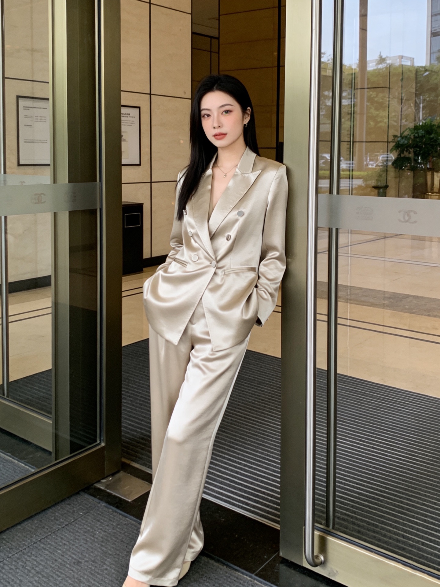 NO:755447,The highest version on the market, the girl will inspect the goods, trim the three marks on the threads, and ship the goods. If you want quality and service, please add me on WeChat. We will not accept urgent orders. Model No. G26031828 Yves Saint Laurent YSL's new highest version on the market. The girl will inspect the goods, trim the three marks on the threads, and ship the goods. If you want quality and service, please add me on WeChat. We will not accept urgent orders. This customized acetate blended fabric feels silky and comfortable!  Double-breasted peaked lapel slim long-sleeved blazer!  Khaki, black, white, (M size shoulder width 40 with shoulder pads, bust 88 ~ 92, sleeve length 60, dress length 73) jacket, saint laurent-clothing, saint laurent, saint laurent, jackets & coats, business suit,19860909市面最高版本小妹验货、修剪线头上三标、发货可发图及拍视频,要品质要服务的加我微信,不接急单.款号G26031828 圣罗兰YSL新市面最高版本小妹验货、修剪线头上三标、发货可发图及拍视频,要品质要服务的加我微信,不接急单.款定制醋酸混纺面料手感丝滑舒适！双排扣戗驳领修身显瘦长袖西装外套！卡其色、黑色、白色、（M码肩宽40有垫肩,胸围88～92,袖长60、衣长73）外套,圣罗兰-服装,saint laurent,saint laurent,jackets & coats,business suit,,Women's clothing