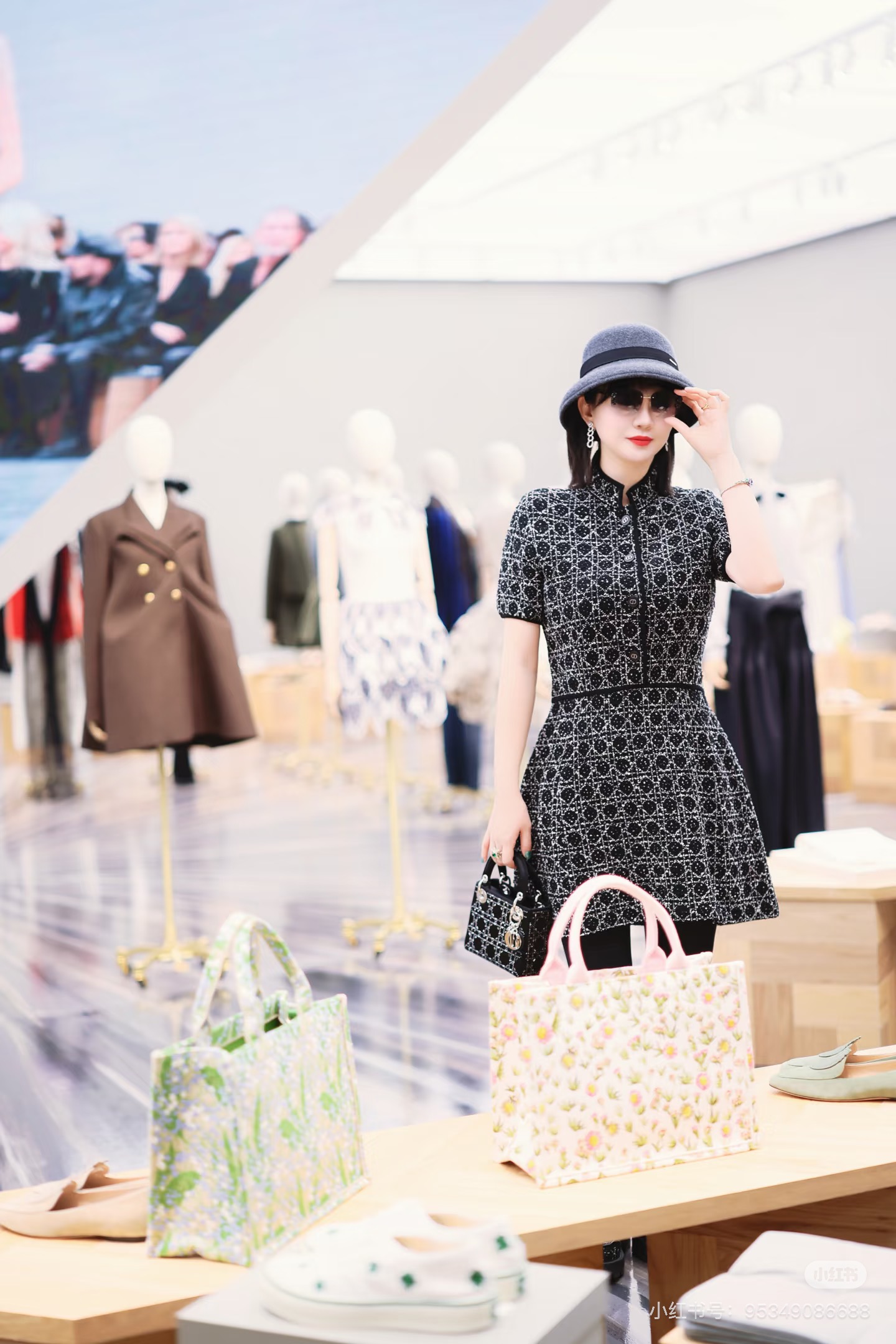 NO:762265,Model No. G26031984 Dio* new high-end custom-made classic D family classic teng pattern woolen fabric, CD letter logo buttons, half-breasted placket, waist slimming, A-line skirt, stand-up collar, short-sleeved dress!  36-38-40-42 (size 38, shoulder width 36, bust 88, waist 70, sleeve length 19, skirt length 84) batch,, dior, dior, skirts, T-shirt,19860909款号G26031984 Dio*新款高端定制D家经典腾格纹粗纺面料、CD字母logo纽扣半排扣门襟收腰显瘦A字裙摆立领短袖连衣裙！36-38-40-42（38码肩宽36,胸围88,腰围70,袖长19,裙长84）批,,dior,dior,skirts,T-shirt,,Women's clothing