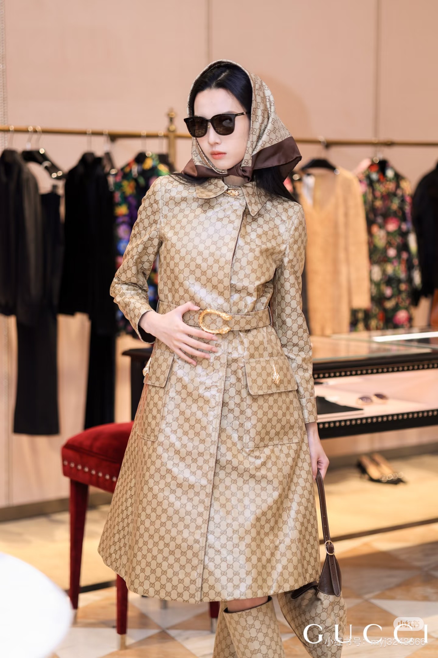 NO:762250,Model No. G26031942 GUCC* new custom-made all-over GG letter jacquard fabric with metal accessories decorated with flap and large pockets, loose and fashionable lapel long-sleeved coat jacket!  (M size shoulder width 43, chest 116, sleeve length 59, clothing length 106) batch,,gucci,jackets & coats,19860909款号G26031942 GUCC*新款定制通体GG字母提花面料金属配件装饰翻盖大口袋宽松时尚翻领长袖大衣外套！（M码肩宽43,胸围116,袖长59,衣长106）批,,gucci,jackets & coats,,Women's clothing