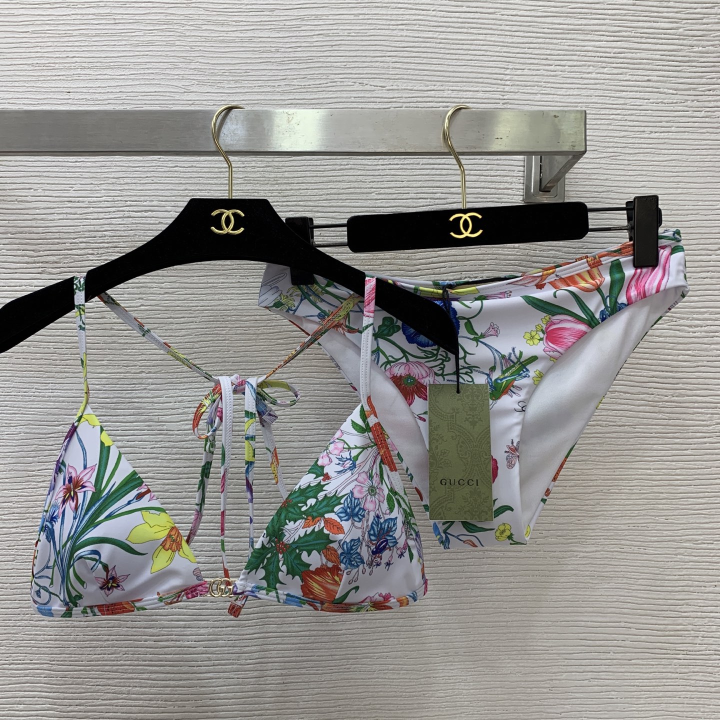 NO:774280,The girl with the highest version on the market inspects the goods, trims the three marks on the threads, pictures of the goods and takes videos. If you want quality and service, please add me on WeChat. We will not accept urgent orders. Model No. D26032172 GUCC*. The girl of the new highest version on the market will inspect the goods, trim the three marks on the threads, show pictures of the goods and take videos. If you want quality and service, please add me on WeChat and we will not accept urgent orders. Fashionable and sexy bikini split swimsuit with customized plant and flower logo printed by G family!  GG metal accessories decorated halterneck suspender underwear briefs set (with breast pads) a must-have item for seaside resorts, hot springs and swimming pools!   ,,Gucci-clothing,gucci,gucci,gucci,swimsuits,bikinis,19860909市面最高版本小妹验货、修剪线头上三标、货可图及拍视频,要品质要服务的加我微信,不接急单.款号D26032172 GUCC*新市面最高版本小妹验货、修剪线头上三标、货可图及拍视频,要品质要服务的加我微信,不接急单.款G家定制植物花卉logo印花时尚性感比基尼分体泳衣！GG金属配件装饰挂脖吊带内衣三角内裤套装（带有胸垫）海边度假温泉泳池必备单品！  ,,古驰-服装,gucci,gucci,gucci,swimsuits,bikinis,,Women's clothing