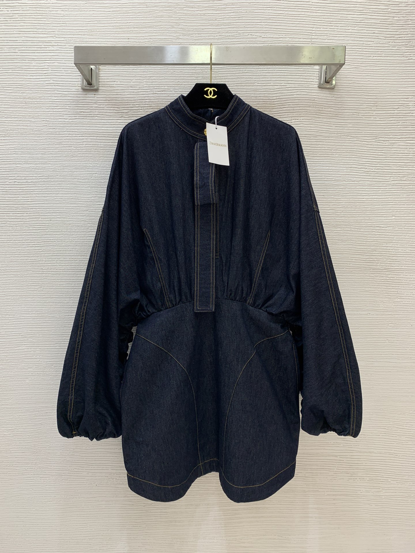 NO:775106,The highest version on the market, the girl inspects the goods, trims the three marks on the threads, and delivers the goods. You can send pictures and take videos. If you want quality and service, please add me on WeChat. We will not accept urgent orders. Model No. D26032185 ZIMMERMAN* Zimmerman Australian brand. Customized washed denim cotton fabric, detachable ribbon decoration, half-breasted placket, stand-up collar, lantern sleeves, waist slimming, long-sleeved denim dress!  Dark blue, (M size loose bust, waist 80, raglan sleeve length 77, skirt length 87), Zimmerman-clothing, skirts,19860909市面最高版本小妹验货、修剪线头上三标、发货可发图及拍视频,要品质要服务的加我微信,不接急单.款号D26032185 ZIMMERMAN*兹默曼澳洲品牌 定制洗水牛仔棉面料、可拆卸飘带装饰半排扣门襟立领灯笼袖收腰显瘦长袖牛仔连衣裙！深蓝色, （M码胸围宽松,腰围80,连肩袖长77,裙长87）,兹默曼-服装,skirts,,Women's clothing