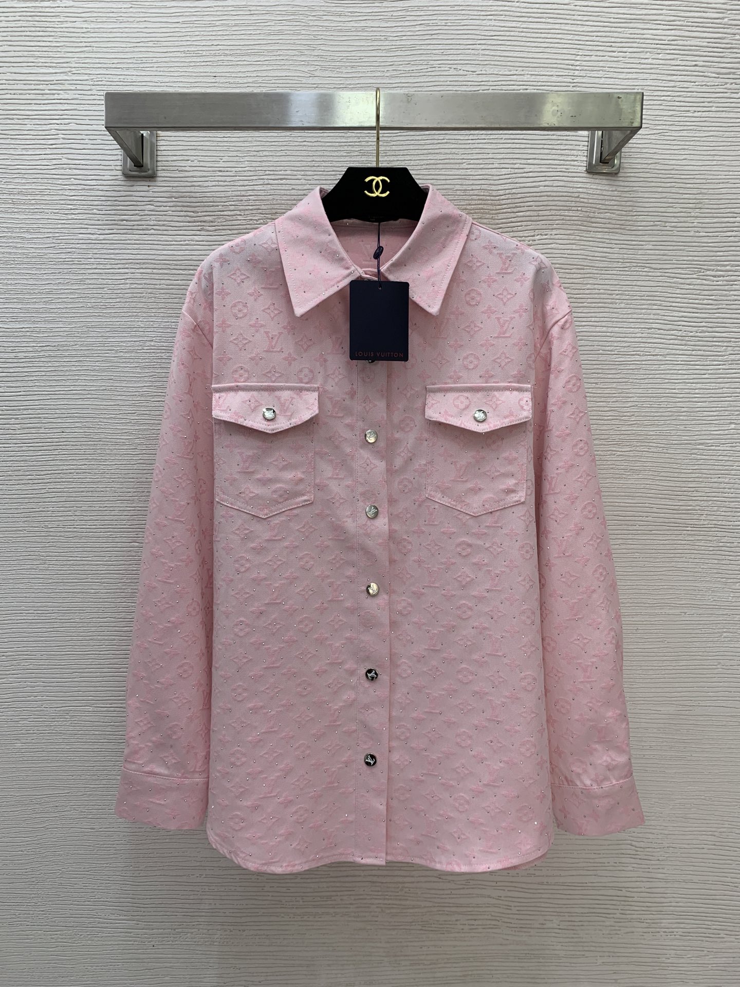 NO:775101,The highest version on the market, the girl will inspect the goods, trim the three marks on the threads, and deliver the goods. You can send pictures and take videos. If you want quality or service, please add me on WeChat. We will not accept urgent orders. Model No. D26032387  LOUIS* Lujia LV’s new and highest version on the market, the girl will inspect the goods, trim the three marks on the threads, and ship the goods. You can send pictures and take videos. If you want quality and service, please add me on WeChat. We will not accept urgent orders. Customized blingbling all-over rhinestone letter logo buttons, loose and fashionable lapels, long-sleeved denim shirts and jackets. It is normal for diamonds to fall out occasionally!  Blue, pink, (M size shoulder width 48, bust 110, sleeve length 59, clothing length 73), Louis Vuitton-clothing,louis vuitton,louis vuitton,louis vuitton,louis vuitton,louis vuitton,jackets & coats,19860909市面最高版本小妹验货、修剪线头上三标、发货可发图及拍视频,要品质要服务的加我微信,不接急单.款号D26032387 LOUIS*驴家LV新市面最高版本小妹验货、修剪线头上三标、发货可发图及拍视频,要品质要服务的加我微信,不接急单.款定制blingbling通体烫钻字母logo纽扣宽松时尚翻领长袖牛仔衬衣外套偶有掉钻属正常现象！蓝色、粉色、（M码肩宽48,胸围110,袖长59,衣长73）,路易威登-服装,louis vuitton,louis vuitton,louis vuitton,louis vuitton,louis vuitton,jackets & coats,,Women's clothing