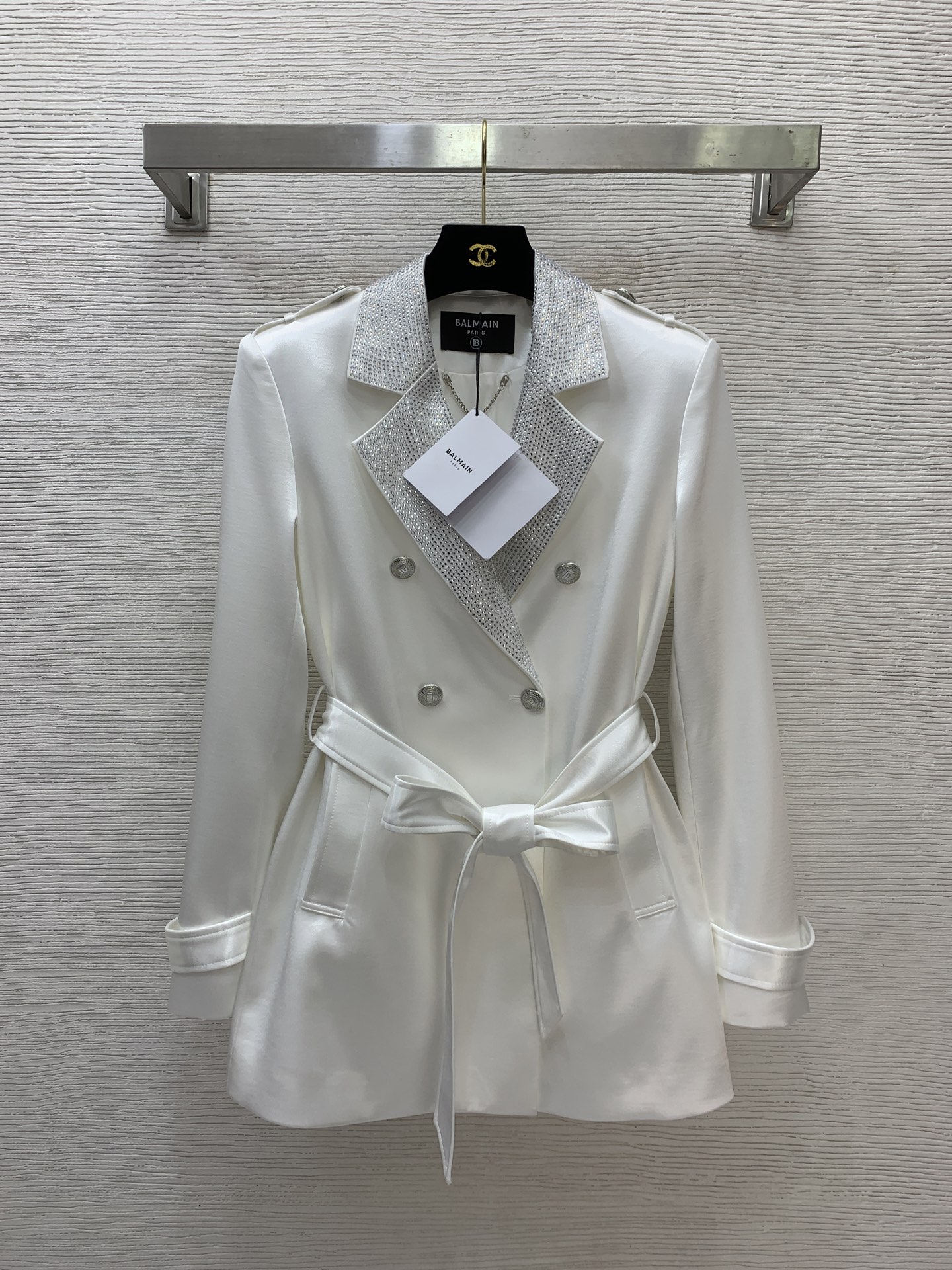 NO:775095,The highest version of the girl on the market inspects the goods, trims the three marks on the threads, pictures of the goods and takes videos. If you want quality and service, please add me on WeChat. We will not accept urgent orders. Model number G26032483 BALMAI*N. The highest version on the market. The girl inspects the goods, trims the three marks on the threads, pictures of the goods and takes videos. If you want quality and service, please add me on WeChat and we will not accept urgent orders. Customized acetate blended fabric feels silky and comfortable!  Silver double-breasted heavy-duty high-temperature hot diamond collar loose and fashionable windbreaker style jacket suit!  Black, white, (M size shoulder width 40 with shoulder pads, bust 94~98, sleeve length 60, dress length 75), Balmain-clothing, balmain, balmain, jackets & coats, business suit,19860909市面最高版本小妹验货、修剪线头上三标、货可图及拍视频,要品质要服务的加我微信,不接急单.款号G26032483 BALMAI*N巴曼新市面最高版本小妹验货、修剪线头上三标、货可图及拍视频,要品质要服务的加我微信,不接急单.款定制醋酸混纺面料手感丝滑舒适！银色双排扣重工高温烫钻领子宽松时尚风衣式外套西装！黑色、白色、（M码肩宽40有垫肩,胸围94～98,袖长60,衣长75）,巴尔曼-服装,balmain,balmain,jackets & coats,business suit,,Women's clothing