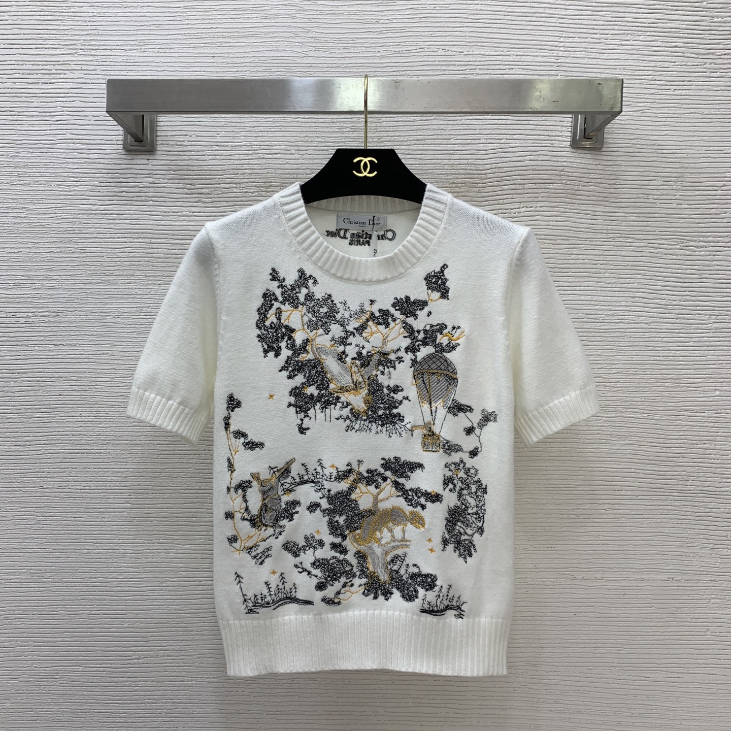 NO:775080,The highest version on the market, the girl will inspect the goods, trim the three marks on the threads, and deliver the goods. You can post pictures and take videos. If you want quality or service, please add me on WeChat. We will not accept urgent orders. Model No. G26032458  Dio* is the latest and highest version on the market. The girl will inspect the goods, trim the three marks on the threads, and ship the goods. You can send pictures and take videos. If you want quality or service, please add me on WeChat. We will not accept urgent orders. Model D's customized heavy-duty embroidered hot air balloon forest pattern slim fit round neck short-sleeved pullover sweater top!  White, 36-38-40 (size 38: bust 82, sleeve length 22, dress length 54), Dior-clothing, dior, dior, dior, T-shirt,19860909市面最高版本小妹验货、修剪线头上三标、发货可发图及拍视频,要品质要服务的加我微信,不接急单.款号G26032458 Dio*新市面最高版本小妹验货、修剪线头上三标、发货可发图及拍视频,要品质要服务的加我微信,不接急单.款D家定制重工刺绣热气球森林图案修身显瘦圆领短袖套头针织衫上衣！白色,36-38-40（38码:胸围82,袖长22,衣长54）,迪奥-服装,dior,dior,dior,T-shirt,,Women's clothing