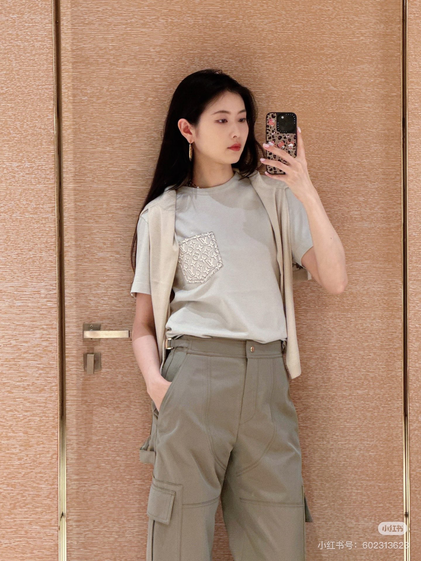 NO:774247,The highest version of the girl on the market inspects the goods, trims the three marks on the threads, and delivers the goods. You can send pictures and take videos. If you want quality and service, add me on WeChat. We will not accept urgent orders. Model No. G26032184 LOUIS  High-end customized pure cotton fabric, pocket presbyopia letter logo splicing decoration, loose and fashionable round neck pullover short-sleeved T-shirt top!  Gray beige, (M size shoulder width 43, chest 94, sleeve length 22, clothing length 66), Louis Vuitton-clothing, louis vuitton, louis vuitton, louis vuitton, louis vuitton, louis vuitton, T-shirt, tees, t-shirt,19860909市面最高版本小妹验货、修剪线头上三标、发货可发图及拍视频,要品质要服务的加我微信,不接急单.款号G26032184 LOUIS*驴家LV新市面最高版本小妹验货、修剪线头上三标、发货可发图及拍视频,要品质要服务的加我微信,不接急单.款 高端定制纯棉面料、口袋老花字母logo拼接装饰宽松时尚圆领套头短袖t恤上衣！灰米色,（M码肩宽43,胸围94,袖长22,衣长66）,路易威登-服装,louis vuitton,louis vuitton,louis vuitton,louis vuitton,louis vuitton,T-shirt,tees，t-shirt,,Women's clothing