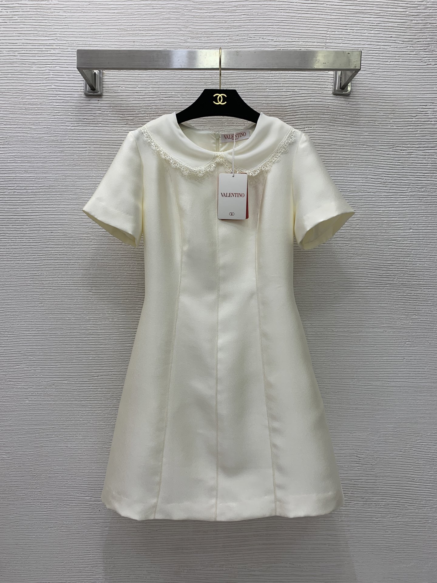 NO:775681,The girl of the highest version on the market inspects the goods, trims the three marks on the threads, and delivers the goods. If you want quality and service, please add me on WeChat. We will not accept urgent orders. Model number G26032445 VALENTIN*O. The latest version of Warren's new version. The girl on the market will inspect the goods, trim the three marks on the threads, and ship the goods. You can send pictures and videos of the goods. If you want quality and service, please add me on WeChat. We will not accept urgent orders. This high-end customized silk-wool blended fabric is crisp and stylish!  Heavy craftsmanship on the back, water-soluble three-dimensional flower decoration, lace doll collar, slim-fitting, age-reducing short-sleeved dress!  Apricot, pink, (S size shoulder width 38, bust 84, waist 76, sleeve length 19, skirt length 88), Valentino-clothing, valentino, valentino, skirts, T-shirt,19860909市面最高版本小妹验货、修剪线头上三标、发货可发图及拍视频,要品质要服务的加我微信,不接急单.款号G26032445 VALENTIN*O华伦家新市面最高版本小妹验货、修剪线头上三标、发货可发图及拍视频,要品质要服务的加我微信,不接急单.款高端定制丝毛混纺面料版型挺括有型！后背重工艺水溶立体花朵装饰花边娃娃领修身显瘦气质减龄短袖连衣裙！杏色、粉色、 （S码肩宽38,胸围84,腰围76,袖长19,裙长88）,华伦天奴-服装,valentino,valentino,skirts,T-shirt,,Women's clothing