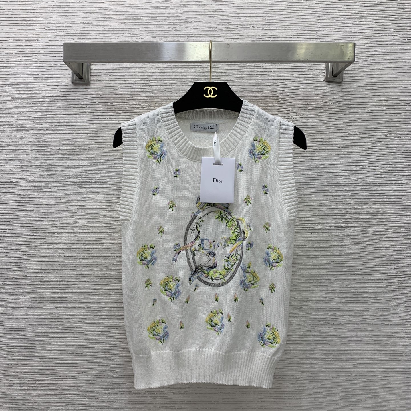 NO:775674,The girl with the highest version on the market inspects the goods, trims the three marks on the threads, pictures of the goods and takes videos. If you want quality and service, please add me on WeChat. We will not accept urgent orders. Model No. D26032452 Dio* The latest version of the latest version on the market, the girl will inspect the goods, trim the three marks on the threads, show pictures of the goods and take videos. If you want quality and service, please add me on WeChat and we will not accept urgent orders. Model D's customized heavy-duty embroidery pattern slim fit sleeveless knitted vest!  White, 36-38-40 (size 38: shoulder width 36, bust 84, length 54), Dior-clothing, dior, dior, dior,19860909市面最高版本小妹验货、修剪线头上三标、货可图及拍视频,要品质要服务的加我微信,不接急单.款号D26032452 Dio*新市面最高版本小妹验货、修剪线头上三标、货可图及拍视频,要品质要服务的加我微信,不接急单.款D家定制重工刺绣图案修身显瘦无袖针织背心！白色,36-38-40（38码:肩宽36,胸围84,衣长54）,迪奥-服装,dior,dior,dior,,Women's clothing