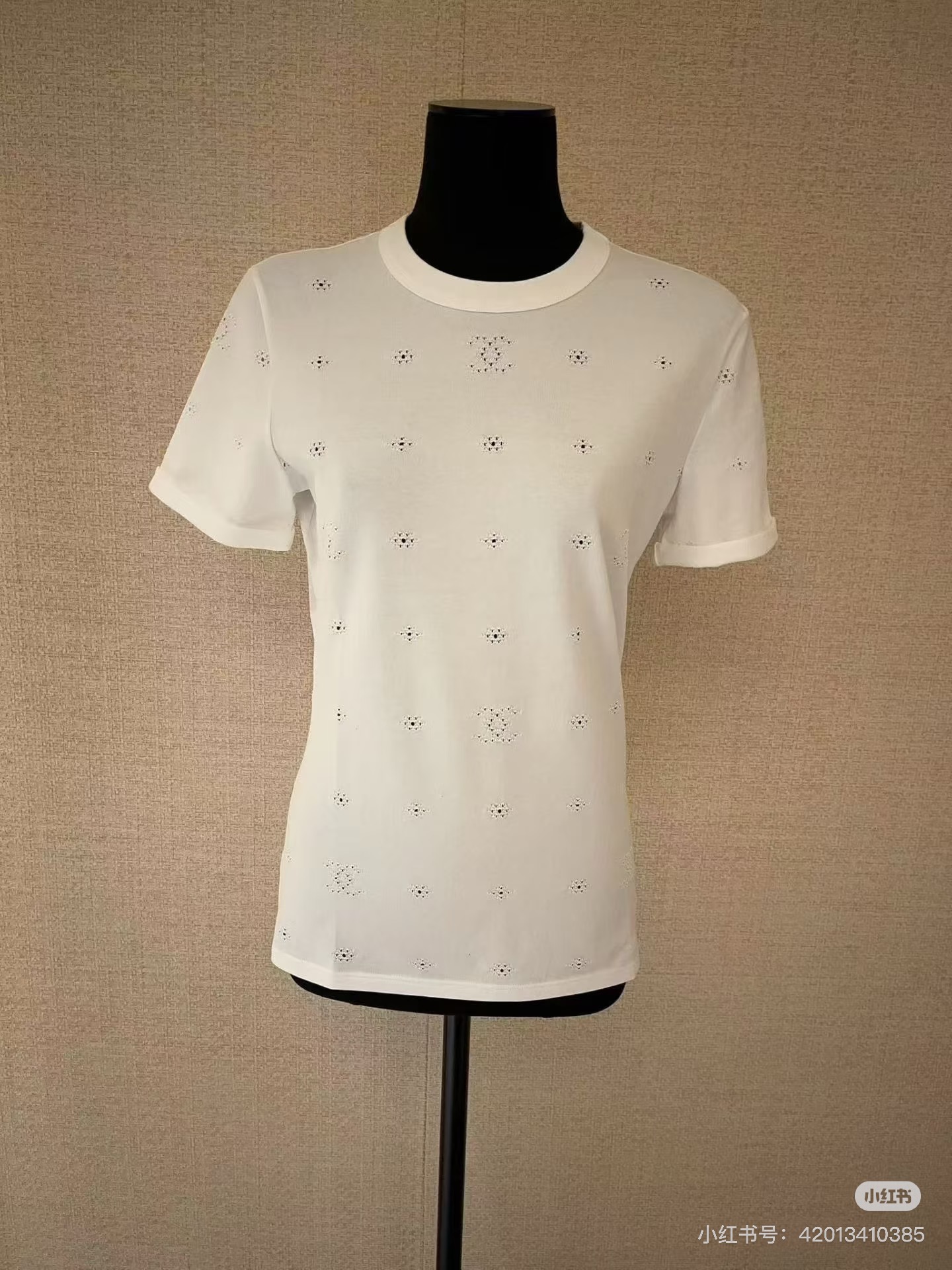 NO:775093,The highest version on the market, the girl inspects the goods, trims the three marks on the threads, pictures of the goods and takes videos. If you want quality and service, add me on WeChat. We do not accept urgent orders. Model No. G26032382 CHANE*L. The new highest version on the market. The girl inspects the goods, trims the three marks on the threads, pictures of the goods and takes videos. If you want quality and service, add me on WeChat. We do not accept urgent orders. High version!  Xiang Nainai’s high-end customized double C letter logo hollow cotton fabric, fashionable and simple temperament round neck short-sleeved T-shirt top!  White, (M size shoulder width 41, chest 100, sleeve length 21, dress length 65), Chanel-clothing, chanel, chanel, T-shirt, tees, t-shirt,19860909市面最高版本小妹验货、修剪线头上三标、货可图及拍视频,要品质要服务的加我微信,不接急单.款号G26032382 CHANE*L新市面最高版本小妹验货、修剪线头上三标、货可图及拍视频,要品质要服务的加我微信,不接急单.款 高版本！香奶奶家高端定制双C字母logo镂空纯棉面料、时尚简约气质圆领短袖t恤上衣！白色,（M码肩宽41,胸围100,袖长21,衣长65）,香奈儿-服装,chanel,chanel,T-shirt,tees，t-shirt,,Women's clothing