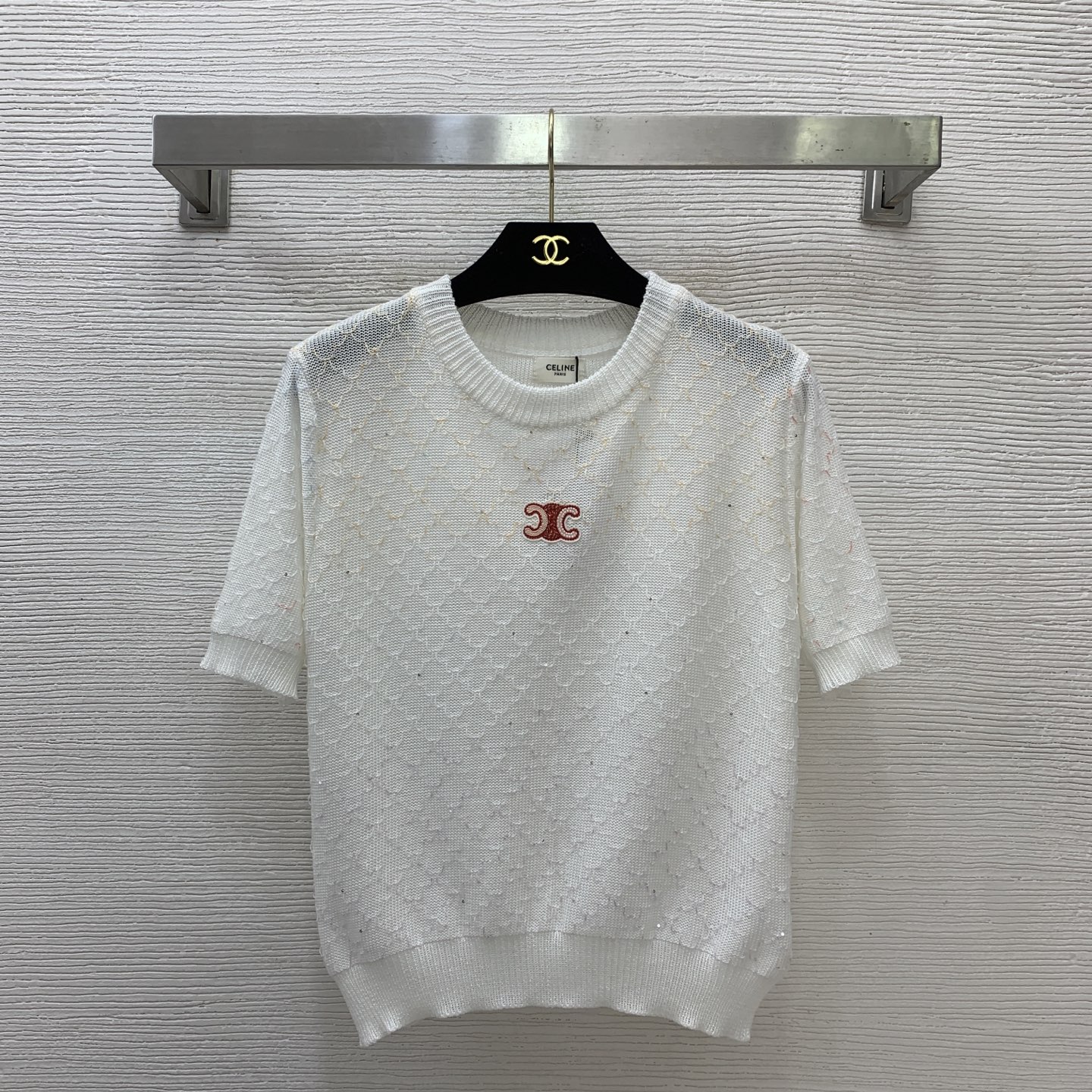 NO:775680,The highest version on the market, the girl inspects the goods, trims the three marks on the threads, pictures the goods and takes videos. If you want quality or service, please add me on WeChat. We will not accept urgent orders. Model No. D26032628  CELIN*E is the latest version of the new product on the market. The girl inspects the goods, trims the three marks on the threads, pictures of the goods and takes videos. If you want quality or service, please add me on WeChat. We do not accept urgent orders. Customized classic Arc de Triomphe logo embroidered bead decoration, three-dimensional rhombus hook weaving process, slim fit short-sleeved sweater top!  Navy blue, white, (M size shoulder width 40, bust 84, sleeve length 23, dress length 53), Celine-clothing, celine, celine, T-shirt,19860909市面最高版本小妹验货、修剪线头上三标、货可图及拍视频,要品质要服务的加我微信,不接急单.款号D26032628 CELIN*E思琳新市面最高版本小妹验货、修剪线头上三标、货可图及拍视频,要品质要服务的加我微信,不接急单.款定制经典凯旋门logo徽标绣珠装饰、立体菱格勾织工艺修身显瘦短袖针织衫上衣！藏青色、白色、（M码肩宽40,胸围84,袖长23,衣长53）,赛琳-服装,celine,celine,T-shirt,,Women's clothing