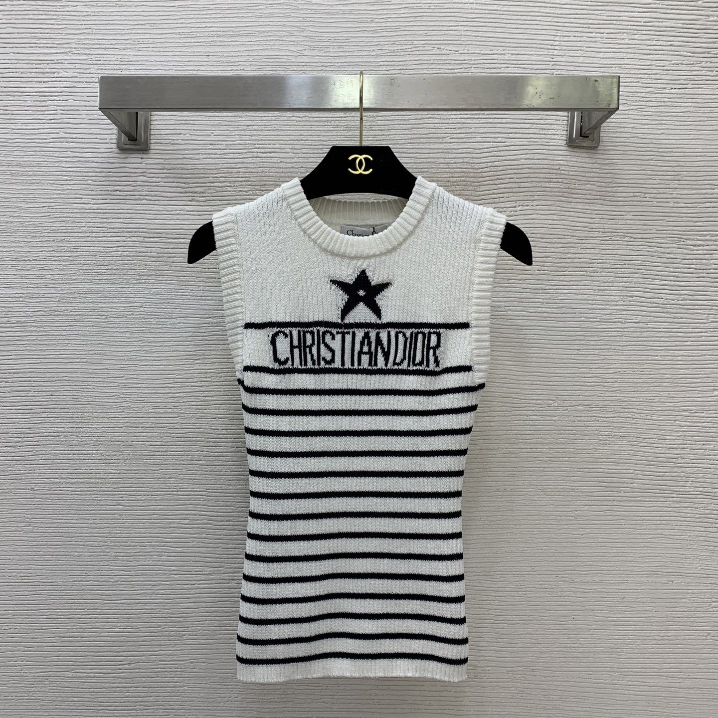 NO:776383,The girl of the highest version on the market inspects the goods, trims the three marks on the threads, pictures of the goods and takes videos. If you want quality and service, please add me on WeChat. We will not accept urgent orders. Model No. D26032625 Dio* The latest version of Dio*, the latest version of the girl on the market, will inspect the goods, trim the three marks on the threads, show pictures of the goods and take videos. If you want quality and service, please add me on WeChat and we will not accept urgent orders. Customized slim fit striped knitted vest top with five-pointed star letter logo from D family!  White, 36-38-40 (38 size bust 60, length 54), Dior-clothing, dior, dior, dior,19860909市面最高版本小妹验货、修剪线头上三标、货可图及拍视频,要品质要服务的加我微信,不接急单.款号D26032625 Dio*新市面最高版本小妹验货、修剪线头上三标、货可图及拍视频,要品质要服务的加我微信,不接急单.款D家定制五角星字母logo修身显瘦条纹针织背心上衣！白色,36-38-40（38码胸围60,衣长54）,迪奥-服装,dior,dior,dior,,Women's clothing