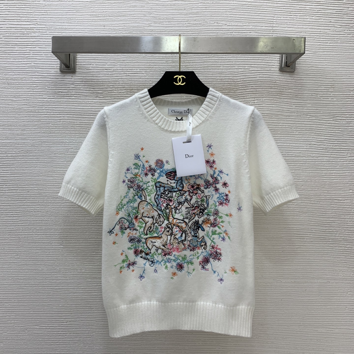 NO:776377,The girl of the highest version on the market inspects the goods, trims the three marks on the threads, pictures of the goods and takes videos. If you want quality and service, please add me on WeChat. We will not accept urgent orders. Model No. G26032648 Dio* The girl of the new highest version on the market will inspect the goods, trim the three marks on the threads, show pictures of the goods and take videos. If you want quality and service, please add me on WeChat and we will not accept urgent orders. Customized heavy-duty embroidered jungle animal pattern slim fit round neck short-sleeved sweater top!  White, 36-38-40 (38 size bust 82, sleeve length 23, dress length 55), Dior-clothing, dior, dior, T-shirt,19860909市面最高版本小妹验货、修剪线头上三标、货可图及拍视频,要品质要服务的加我微信,不接急单.款号G26032648 Dio*新市面最高版本小妹验货、修剪线头上三标、货可图及拍视频,要品质要服务的加我微信,不接急单.款定制重工刺绣丛林动物图案修身显瘦圆领短袖针织衫上衣！白色,36-38-40（38码胸围82,袖长23,衣长55）,迪奥-服装,dior,dior,T-shirt,,Women's clothing