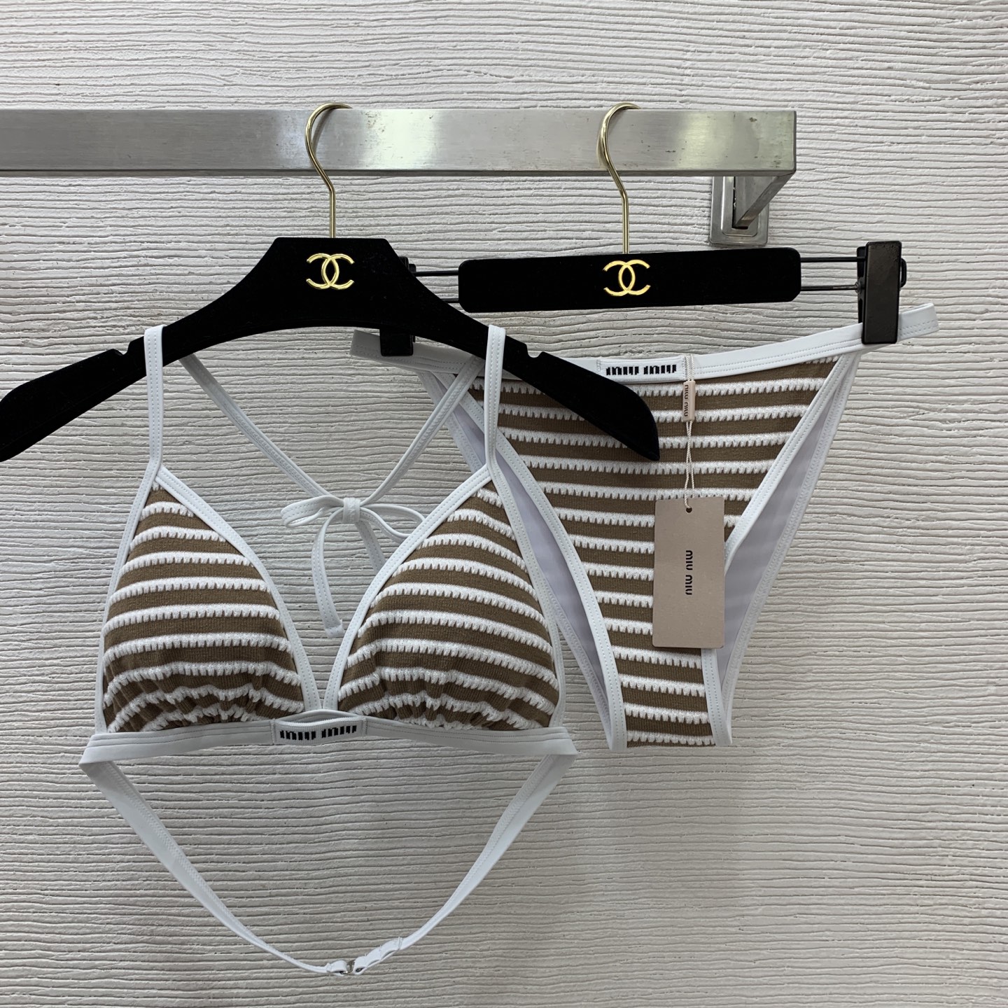 NO:775067,The girl of the highest version on the market inspects the goods, trims the three marks on the threads, pictures of the goods and takes videos. If you want quality and service, please add me on WeChat. We will not accept urgent orders. Model No. D26032428 MiuMi  Two piece suit!  A must-have for seaside resort hot spring pools!  , yellow, brown, ,,Miumiu-clothing,miumiu,swimsuits,bikinis,19860909市面最高版本小妹验货、修剪线头上三标、货可图及拍视频,要品质要服务的加我微信,不接急单.款号D26032428 MiuMi*缪家家新市面最高版本小妹验货、修剪线头上三标、货可图及拍视频,要品质要服务的加我微信,不接急单.款时尚性感比基尼分体泳衣（带有胸垫）条纹挂脖吊带文胸内衣三角内裤 两件套装！海边度假温泉泳池必备！、黄色、咖色、  ,,缪缪-服装,miumiu,swimsuits,bikinis,,Women's clothing