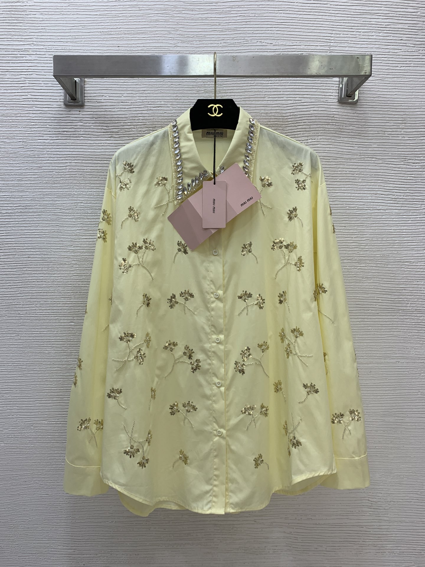 NO:776381,The girl of the highest version on the market inspects the goods, trims the three marks on the threads, pictures of the goods and takes videos. If you want quality and service, please add me on WeChat. We will not accept urgent orders. Style number G32751 MiuMi  Blue, yellow, (M size shoulder width 50, bust 118, sleeve length 56, dress length 73), Miu Miu-clothing, miumiu,19860909市面最高版本小妹验货、修剪线头上三标、货可图及拍视频,要品质要服务的加我微信,不接急单.款号G32751 MiuMi*缪家新市面最高版本小妹验货、修剪线头上三标、货可图及拍视频,要品质要服务的加我微信,不接急单.款高端定制重工亮片绣花镶钻装饰宽松气质尖领长袖纯棉衬衣！蓝色、黄色、（M码肩宽50,胸围118,袖长56,衣长73）,缪缪-服装,miumiu,,Women's clothing