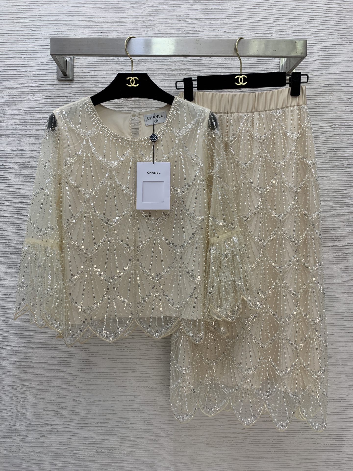 NO:775659,The highest version of the girl on the market inspects the goods, trims the three marks on the threads, and delivers the goods. You can send pictures and take videos. If you want quality and service, add me on WeChat. We will not accept urgent orders. Model number G26032568 CHANE*L. The new highest version on the market. The girl inspects the goods, trims the three marks on the threads, and delivers the goods. You can send pictures and take videos. If you want quality and service, add me on WeChat. We do not accept urgent orders.  Elegant socialite Xiao Xiangfeng heavy industry beaded embroidered round neck pullover bell sleeves mesh top, the highest version on the market. The girl will inspect the goods, trim the three marks on the threads, and ship the goods. You can send pictures and videos. If you want quality and service, add me on WeChat. I will not accept urgent orders. This high-waisted skirt with a slit in the back!  (M size shoulder width 37, bust 96, sleeve length 46, dress length 56; waist 58 ~ 72 elastic, skirt length 78), Chanel-clothing, chanel, chanel, skirts,19860909市面最高版本小妹验货、修剪线头上三标、发货可发图及拍视频,要品质要服务的加我微信,不接急单.款号G26032568 CHANE*L新市面最高版本小妹验货、修剪线头上三标、发货可发图及拍视频,要品质要服务的加我微信,不接急单.款 气质名媛小香风重工珠片刺绣圆领套头喇叭袖网纱上衣长市面最高版本小妹验货、修剪线头上三标、发货可发图及拍视频,要品质要服务的加我微信,不接急单.款后背开叉高腰半身裙！ （M码肩宽37,胸围96,袖长46,衣长56；腰围58～72弹力,裙长78）,香奈儿-服装,chanel,chanel,skirts,,Women's clothing