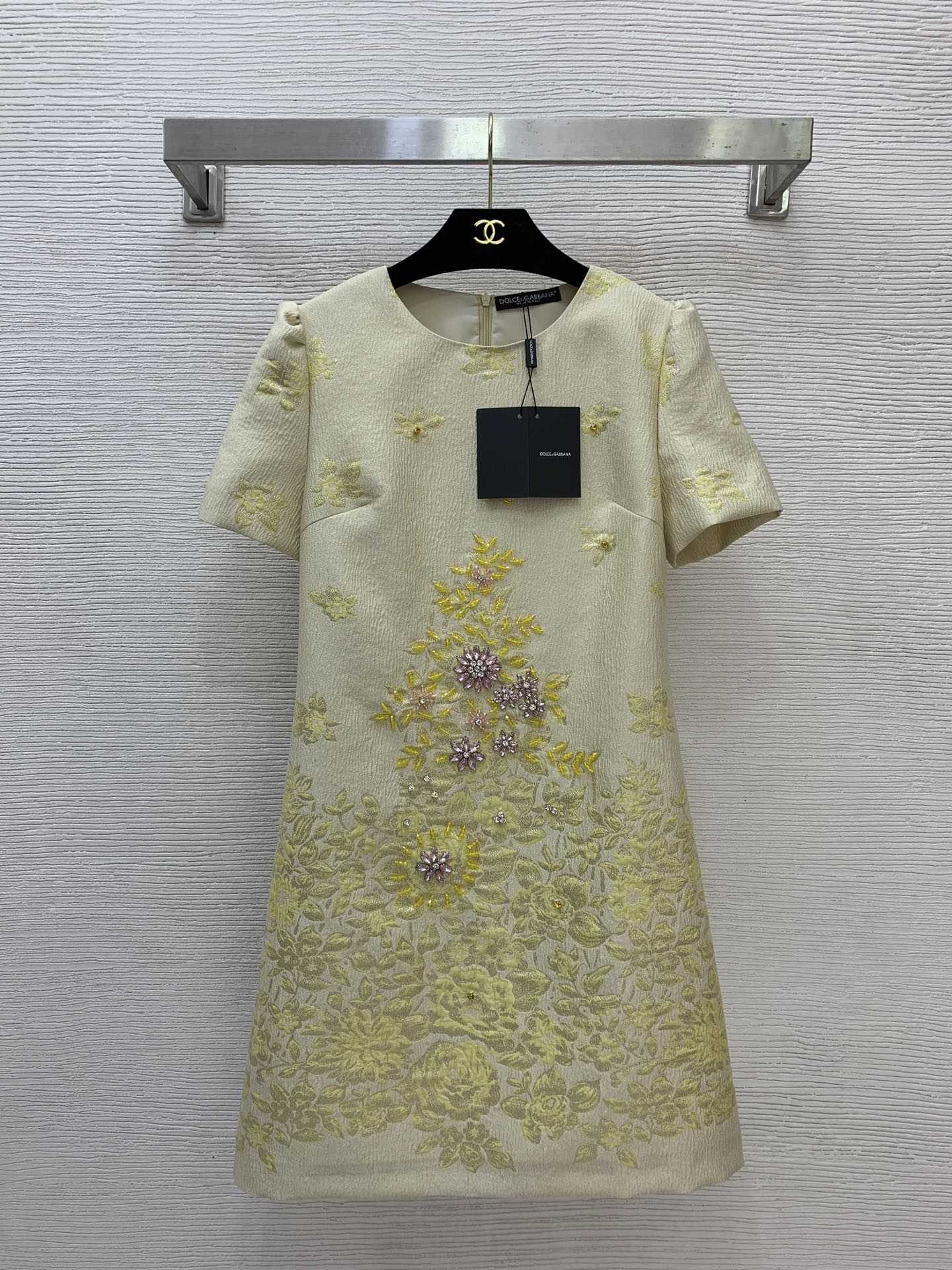 NO:776386,The girl of the highest version on the market inspects the goods, trims the three marks on the threads, pictures of the goods and takes videos. If you want quality and service, please add me on WeChat. We will not accept urgent orders. Model No. G26032785 Dolce & Gabbana DG* The latest version of Dolce & Gabbana, the highest version on the market, the girl will inspect the goods, trim the three marks on the threads, show pictures of the goods and take videos. If you want quality and service, please add me on WeChat and we will not accept urgent orders. High-end custom jacquard fabrics are crisp and stylish!  Heavy-duty diamond-encrusted embroidered beads flower decoration slim fit banquet dress short-sleeved dress!  Gold, apricot purple, (S size shoulder width 35, bust 84, waist 78, sleeve length 22, skirt length 87), Dolce & Gabbana-clothing, Dolce&Gabbana, skirts, T-shirt,19860909市面最高版本小妹验货、修剪线头上三标、货可图及拍视频,要品质要服务的加我微信,不接急单.款号G26032785 杜嘉班纳DG*新市面最高版本小妹验货、修剪线头上三标、货可图及拍视频,要品质要服务的加我微信,不接急单.款 高端定制提花面料版型挺括有型！重工镶钻绣珠花朵装饰修身显瘦宴会礼服裙短袖连衣裙！金色、杏紫色、 （S码肩宽35,胸围84,腰围78,袖长22,裙长87）,杜嘉班纳-服装,Dolce&Gabbana,skirts,T-shirt,,Women's clothing