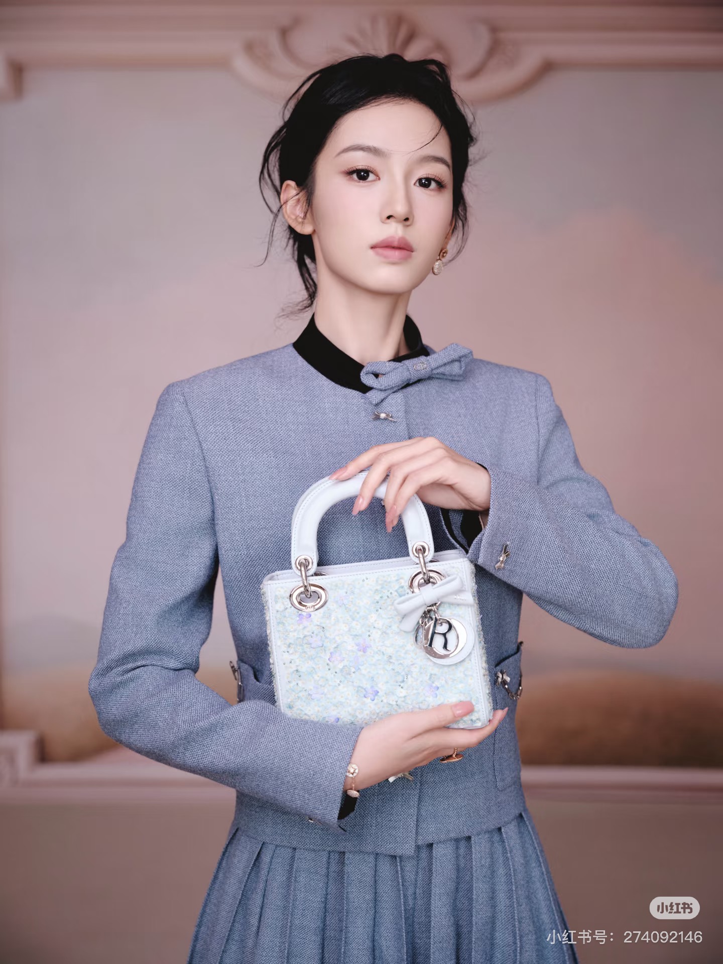 NO:775090,The highest version on the market. The girl will inspect the goods, trim the three marks on the threads, and ship the goods. If you want quality or service, please add me on WeChat. We will not accept urgent orders. Model No. G26032485  Dio*'s latest version, the highest version on the market, will inspect the goods, trim the three marks on the threads, and ship the goods. You can send pictures and take videos. If you want quality and service, please add me on WeChat. We will not accept urgent orders. High-end customized fabrics, simple and fashionable bow chain decoration, double pocket stand-up collar. The highest version on the market, the little girl will inspect the goods, trim the three marks on the threads, and ship the goods. You can send pictures and videos. If you want quality and service, add me on WeChat. We will not accept urgent orders. A long-sleeved jacket!  Gray, 36-38-40-42 (size 38, shoulder width 37 with shoulder pads, bust 92, sleeve length 60, dress length 49) jacket, Dior-clothing, dior, dior, jackets & coats,19860909市面最高版本小妹验货、修剪线头上三标、发货可发图及拍视频,要品质要服务的加我微信,不接急单.款号G26032485 Dio*新市面最高版本小妹验货、修剪线头上三标、发货可发图及拍视频,要品质要服务的加我微信,不接急单.款高端定制面料、简约时尚蝴蝶结链条装饰双口袋立领短市面最高版本小妹验货、修剪线头上三标、发货可发图及拍视频,要品质要服务的加我微信,不接急单.款长袖外套！灰色、36-38-40-42（38码肩宽37有垫肩,胸围92,袖长60,衣长49）外套,迪奥-服装,dior,dior,jackets & coats,,Women's clothing