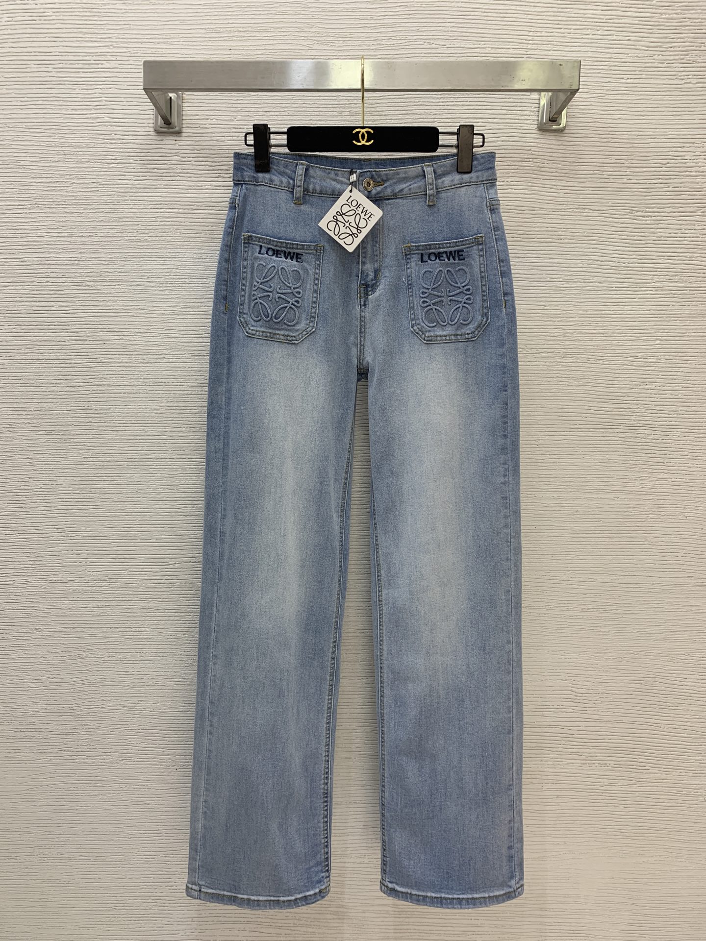 NO:776390,The highest version on the market, the girl inspects the goods, trims the three marks on the threads, pictures the goods and takes videos. If you want quality or service, please add me on WeChat. We will not accept urgent orders. Model number G26032742  LOEW*, the latest and highest version on the market, has a girl inspecting the goods, trimming the three marks on the threads, taking pictures of the goods and taking videos. If you want quality or service, please add me on WeChat. We will not accept urgent orders. High-end customized washed denim cotton fabric, double pockets, three-dimensional embossed letter logo, button embroidery logo, mid-high waist straight jeans!  Light blue, (M size waist 70 micro-elastic, hip 92, pants length 106), Loewe-clothing, loewe, loewe, jeans,19860909市面最高版本小妹验货、修剪线头上三标、货可图及拍视频,要品质要服务的加我微信,不接急单.款号G26032742 LOEW*新市面最高版本小妹验货、修剪线头上三标、货可图及拍视频,要品质要服务的加我微信,不接急单.款高端定制洗水牛仔棉面料、双口袋立体压花字母logo纽扣刺绣徽标中高腰直筒牛仔裤！浅蓝色,（M码腰围70微弹力,臀围92,裤长106）,罗意威-服装,loewe,loewe,jeans,,Women's clothing