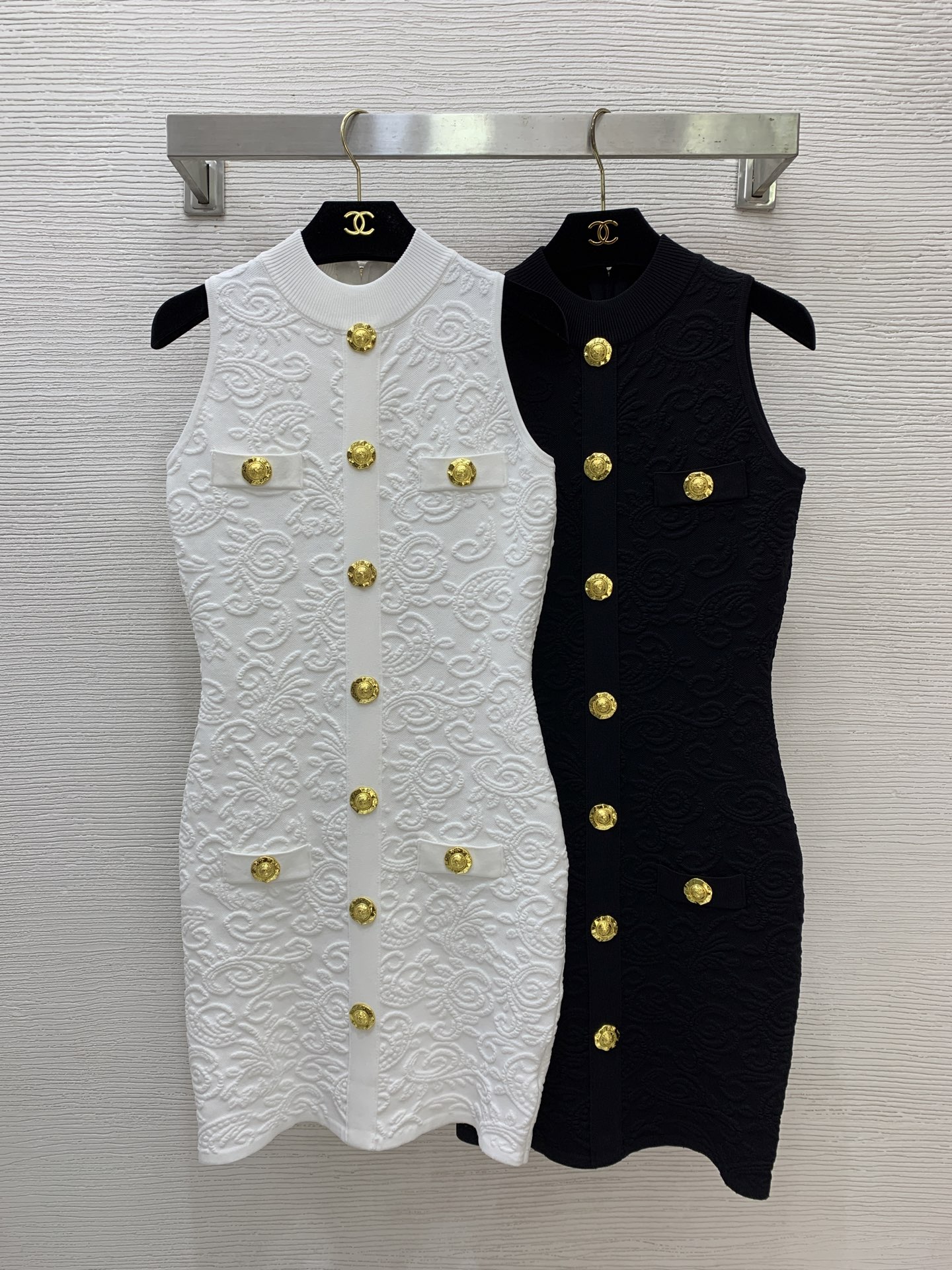 NO:776503,The highest version on the market, the girl will inspect the goods, trim the three marks on the threads, and deliver the goods. You can post pictures and take videos. If you want quality or service, please add me on WeChat. We will not accept urgent orders. Model No. D26032856  Balmai* Balmai* is the latest version of the new version on the market. The girl will inspect the goods, trim the three marks on the threads, and ship the goods. You can send pictures and take videos. If you want quality or service, please add me on WeChat. We will not accept urgent orders. Customized three-dimensional relief retro pattern jacquard, sexy and slim sleeveless vest and hip-covering knitted dress for ladies with temperament!  Black, white, (M size bust 80, waist 66, hips 82, skirt length 86), Balmain-clothing, balmain, balmain, skirts,19860909市面最高版本小妹验货、修剪线头上三标、发货可发图及拍视频,要品质要服务的加我微信,不接急单.款号D26032856 Balmai*巴曼新市面最高版本小妹验货、修剪线头上三标、发货可发图及拍视频,要品质要服务的加我微信,不接急单.款定制立体浮雕复古花纹提花、气质名媛性感修身显瘦无袖背心包臀针织连衣裙！黑色、白色、 （M码胸围80,腰围66,臀围82,裙长86）,巴尔曼-服装,balmain,balmain,skirts,,Women's clothing