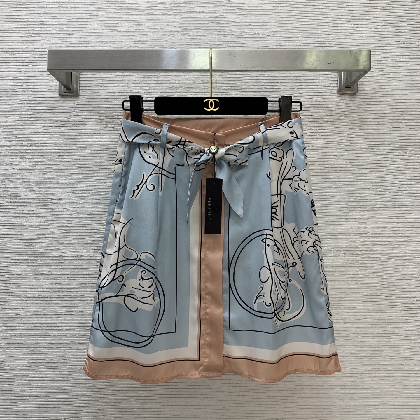 NO:776813,The highest version on the market, the girl will inspect the goods, trim the three marks on the threads, and deliver the goods. You can send pictures and take videos. If you want quality or service, please add me on WeChat. We will not accept urgent orders. Model No. D26032816  HERM*S is the latest and highest version on the market. The girl will inspect the goods, trim the three marks on the threads, and ship the goods. You can send pictures and take videos. If you want quality or service, please add me on WeChat. We will not accept urgent orders. Customized engraved letter logo buttons, button placket, contrasting color splicing, horse-drawn carriage pattern, pleated high-waisted slimming A-line skirt and skirt with belt!  (M size waist 68, skirt length 47), Hermès-clothing,hermes,hermes,skirts,19860909市面最高版本小妹验货、修剪线头上三标、发货可发图及拍视频,要品质要服务的加我微信,不接急单.款号D26032816 HERM*S新市面最高版本小妹验货、修剪线头上三标、发货可发图及拍视频,要品质要服务的加我微信,不接急单.款定制刻字母logo纽扣系扣门襟撞色拼接马车图案压褶高腰显瘦A字短裙半身裙配腰带！（M码腰围68,裙长47）,爱马仕-服装,hermes,hermes,skirts,,Women's clothing