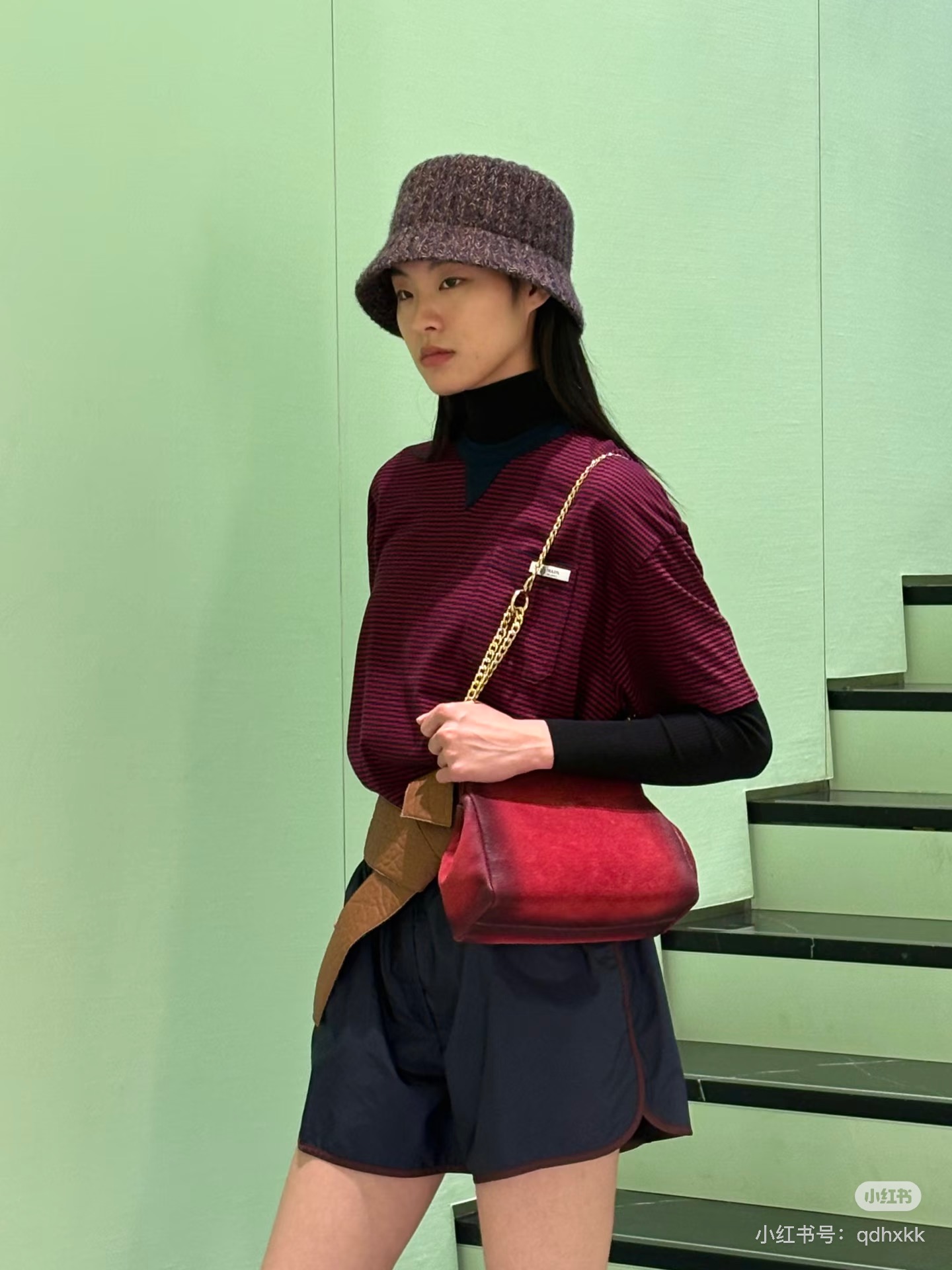 NO:775693,The highest version on the market, the girl will inspect the goods, trim the three marks on the threads, and deliver the goods. You can send pictures and take videos. If you want quality or service, please add me on WeChat. We will not accept urgent orders. Model No. D26032487  PRAD*A's new and highest version on the market, the girl will inspect the goods, trim the three marks on the threads, and ship the goods. You can send pictures and take videos. If you want quality or service, please add me on WeChat. We will not accept urgent orders. P's customized navy blue splicing collar pocket logo logo decoration loose and fashionable pinstripe short-sleeved T-shirt!  (M size shoulder width 52, chest 120, sleeve length 23, clothing length 68), Prada - clothing, prada, prada, T-shirt, tees, t-shirt,19860909市面最高版本小妹验货、修剪线头上三标、发货可发图及拍视频,要品质要服务的加我微信,不接急单.款号D26032487 PRAD*A新市面最高版本小妹验货、修剪线头上三标、发货可发图及拍视频,要品质要服务的加我微信,不接急单.款P家定制藏青色拼接领边口袋logo徽标装饰宽松时尚细条纹短袖t恤！（M码肩宽52,胸围120,袖长23,衣长68）,普拉达-服装,prada,prada,T-shirt,tees，t-shirt,,Women's clothing