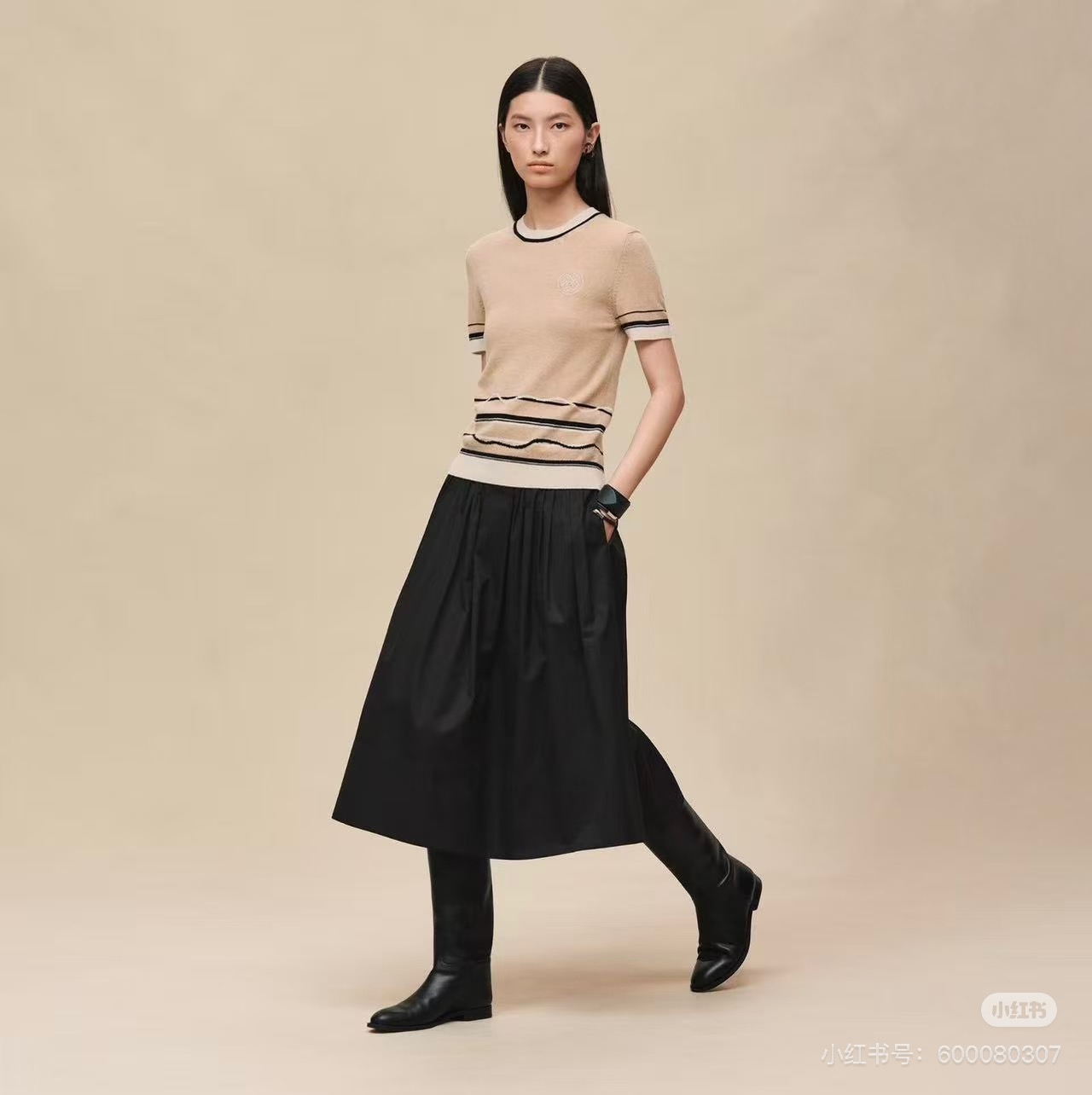 NO:775687,The highest version of the girl on the market will inspect the goods, trim the three marks on the threads, and ship the goods. You can send pictures and take videos. If you want quality and service, add me on WeChat. We will not accept urgent orders. Model number G26032427 HERM*S. The new highest version on the market. The girl will inspect the goods, trim the three marks on the threads, and ship the goods. You can send pictures and take videos of it. If you want quality and service, please add me on WeChat. We will not accept urgent orders. High-end customization  The cashmere wool yarn blend thin version is the highest on the market. The girl inspects the goods, trims the three marks on the threads, and sends pictures and videos before delivery. If you want quality or service, please add me on WeChat. We will not accept urgent orders. Knitted fabric, embroidered circle badge decorated with contrasting colors and wavy stripes round neck pullover short-sleeved sweater top!  White, light brown, navy blue, (M size shoulder width 40, bust 92, sleeve length 49, dress length 59), Hermès-clothing, hermes, hermes, T-shirt,19860909市面最高版本小妹验货、修剪线头上三标、发货可发图及拍视频,要品质要服务的加我微信,不接急单.款号G26032427 HERM*S新市面最高版本小妹验货、修剪线头上三标、发货可发图及拍视频,要品质要服务的加我微信,不接急单.款高端定制 山羊绒羊毛纱线混纺薄市面最高版本小妹验货、修剪线头上三标、发货可发图及拍视频,要品质要服务的加我微信,不接急单.款针织面料、刺绣圆圈胸章装饰撞色拼接波浪条纹圆领套头短袖针织衫上衣！白色、浅棕色、藏蓝色、（M码肩宽40,胸围92,袖长49,衣长59）,爱马仕-服装,hermes,hermes,T-shirt,,Women's clothing