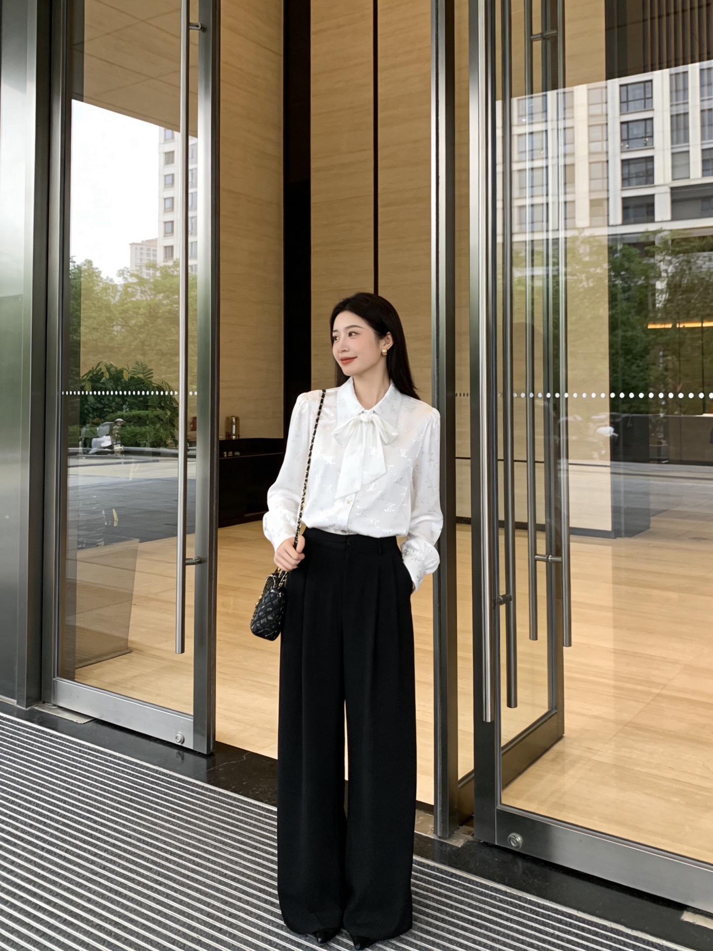 NO:775670,The highest version of the girl on the market inspects the goods, trims the three marks on the threads, and delivers the goods. You can send pictures and take videos. If you want quality and service, add me on WeChat. We will not accept urgent orders. Model No. D25030846 CELIN*E Celin New. The highest version on the market. The girl inspects the goods, trims the three marks on the threads, and delivers the goods. You can send pictures and take videos. If you want quality and service, add me on WeChat. We do not accept urgent orders.  Customized high-end glossy jacquard fabric, original letter logo hardware buckle, Arc de Triomphe dark pattern jacquard loose and fashionable bow tie lapel long-sleeved shirt!  White, (S size shoulder width 37, front bust 102/106, sleeve length 60, dress length 64), Celine-clothing, celine, celine,19860909市面最高版本小妹验货、修剪线头上三标、发货可发图及拍视频,要品质要服务的加我微信,不接急单.款号D25030846 CELIN*E思琳新市面最高版本小妹验货、修剪线头上三标、发货可发图及拍视频,要品质要服务的加我微信,不接急单.款 定制高级光感提花面料、原版字母logo五金扣凯旋门暗纹提花宽松时尚蝴蝶结系带翻领长袖衬衣！白色,（S码肩宽37,前胸围102/106,袖长60,衣长64）,赛琳-服装,celine,celine,,Women's clothing