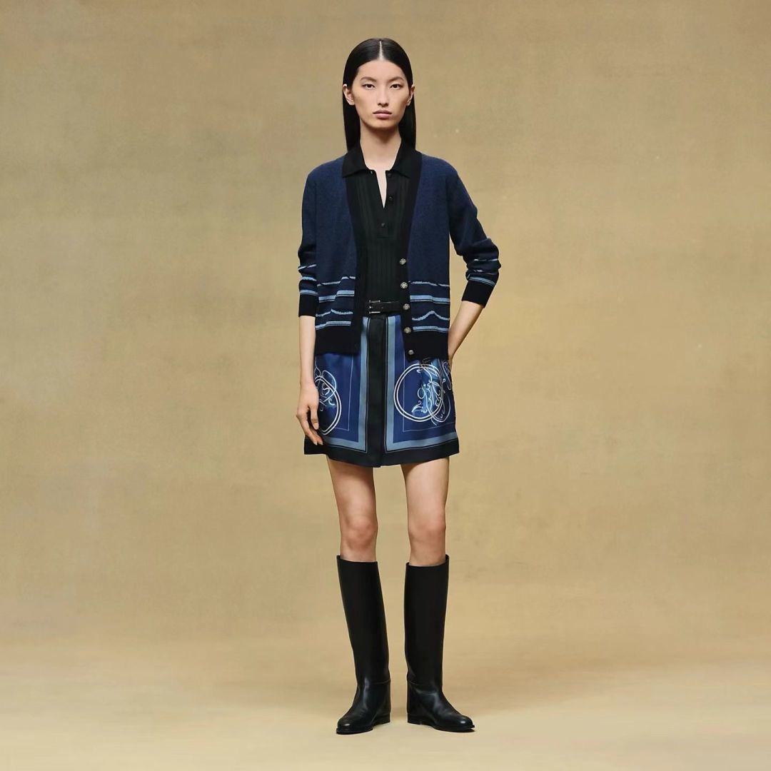 NO:776407,The highest version of the girl on the market inspects the goods, trims the three marks on the threads, pictures of the goods and takes videos. If you want quality and service, please add me on WeChat. We will not accept urgent orders. Model No. G26032754 HERM*S The new highest version on the market. The girl will inspect the goods, trim the three marks on the threads, show pictures of the goods and take videos. If you want quality and service, please add me on WeChat and we will not accept urgent orders. This high-end customized cashmere fabric is soft, waxy and skin-friendly!  Contrast color splicing wavy line striped button placket V-neck loose and versatile long-sleeved sweater cashmere sweater top!  Navy blue, brown, (M size shoulder width 40, bust 92, sleeve length 49, dress length 59), Hermes-clothing,hermes,hermes,19860909市面最高版本小妹验货、修剪线头上三标、货可图及拍视频,要品质要服务的加我微信,不接急单.款号G26032754 HERM*S新市面最高版本小妹验货、修剪线头上三标、货可图及拍视频,要品质要服务的加我微信,不接急单.款高端定制山羊绒面料软糯亲肤！撞色拼接波浪线条纹系扣门襟V领宽松百搭长袖针织衫羊绒衫上衣！藏蓝色、咖色、（M码肩宽40,胸围92,袖长49,衣长59）,爱马仕-服装,hermes,hermes,,Women's clothing