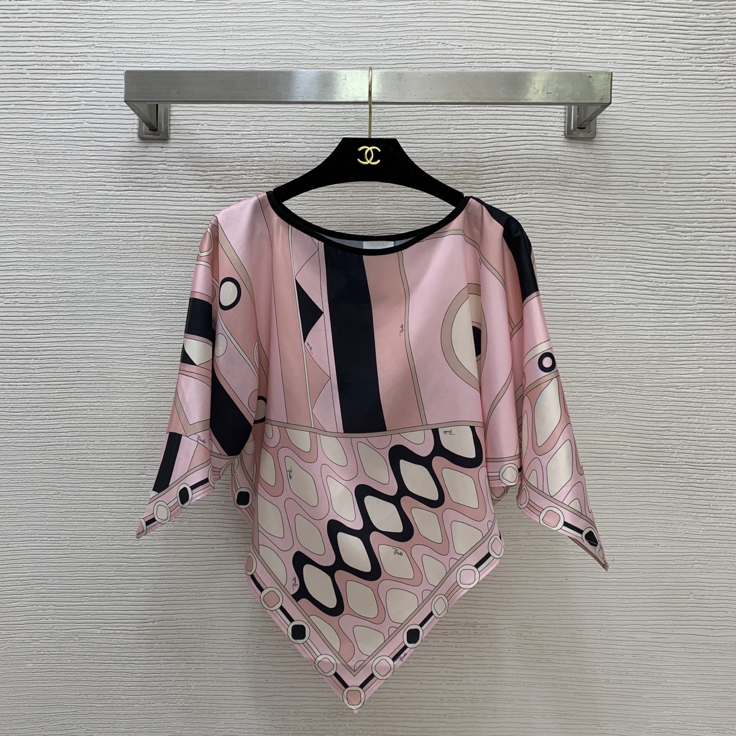 NO:798559,Model No. D26040625 PUCC* new custom-made simulated silk satin twill thick fabric, triangular version, fashionable retro print, loose and versatile casual bat-sleeve blouse and cape top!  Pink, green (one-size-fits-all bust 112, raglan sleeve length 48, dress length 55/64) top without tag collar, real silk,19860909款号D26040625 PUCC*新款定制仿真丝缎斜纹稠面料、三角版型时尚复古印花宽松百搭休闲蝙蝠袖罩衫斗篷上衣！粉色、绿色（均码胸围112,连肩袖长48,衣长55/64）上衣无吊牌领标,,real silk,,Women's clothing