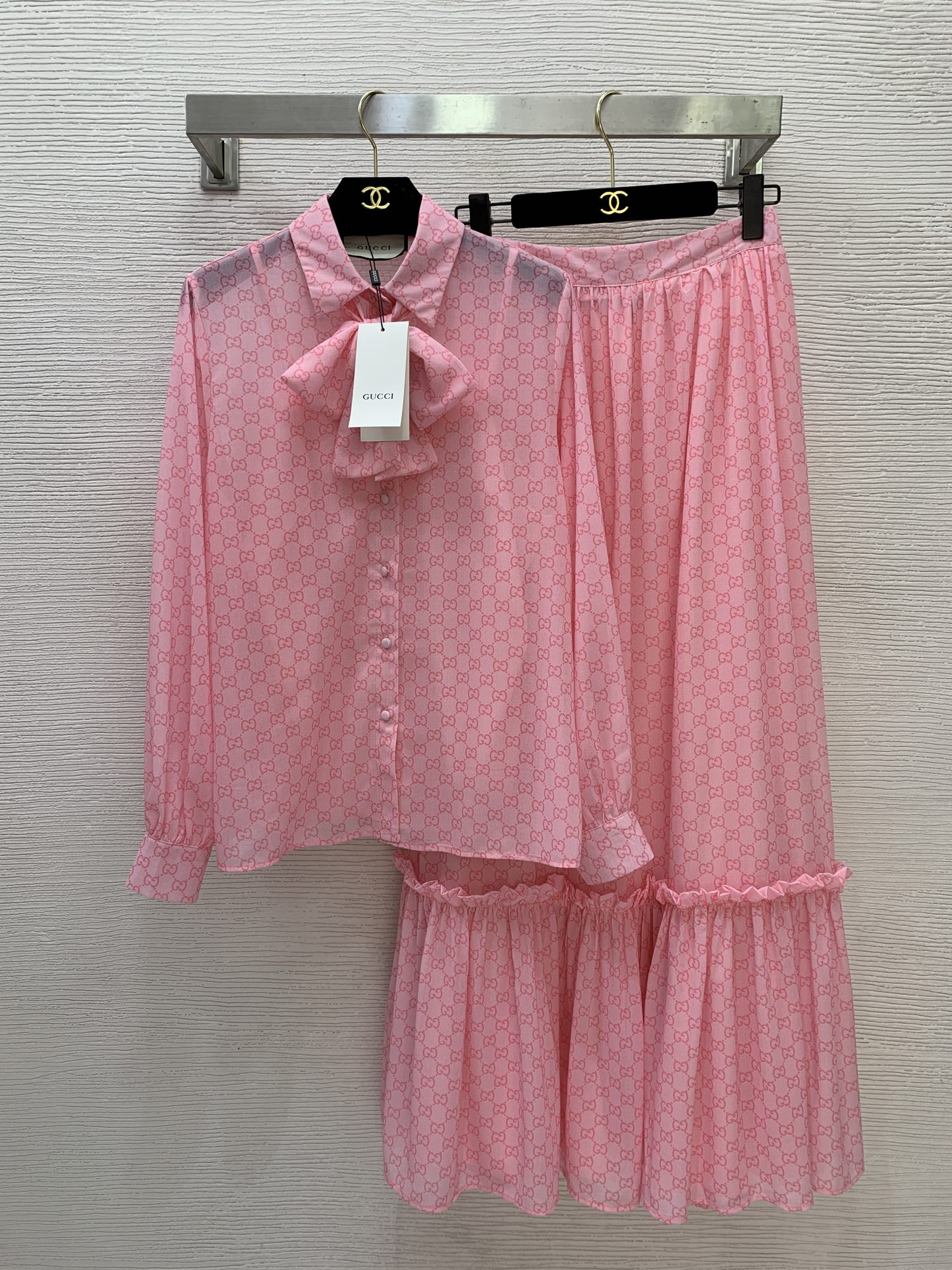 NO:776824,The highest version on the market, the girl will inspect the goods, trim the three marks on the threads, and ship the goods. If you want quality and service, please add me on WeChat. We will not accept urgent orders. Model No. D26033047 GUCC* The latest version of the girl on the market will inspect the goods, trim the three marks on the threads, and ship the goods. If you want quality and service, please add me on WeChat, but we will not accept urgent orders. A two-piece set with sweet GG letter logo printing!  Butterfly tie straps decorated button placket lapel loose long-sleeved shirt (strap lining is not removable) fungus edge splicing large hem long highest version on the market The girl will inspect the goods, trim the three marks on the threads, and ship the goods. You can send pictures and take videos. If you want quality and service, please add me on WeChat. We will not accept urgent orders. This skirt!  Pink, (M size shoulder width 39, bust 102, sleeve length 60, dress length 64; waist 66, skirt length 101), Gucci-clothing, gucci, gucci, skirts,19860909市面最高版本小妹验货、修剪线头上三标、发货可发图及拍视频,要品质要服务的加我微信,不接急单.款号D26033047 GUCC*新市面最高版本小妹验货、修剪线头上三标、发货可发图及拍视频,要品质要服务的加我微信,不接急单.款气质甜美GG字母logo印花两件套装！蝴蝶领结绑带装饰系扣门襟翻领宽松长袖衬衣(吊带内衬不可拆)木耳边拼接大摆长市面最高版本小妹验货、修剪线头上三标、发货可发图及拍视频,要品质要服务的加我微信,不接急单.款半身裙！粉色,（M码肩宽39,胸围102,袖长60,衣长64；腰围66,裙长101）,古驰-服装,gucci,gucci,skirts,,Women's clothing