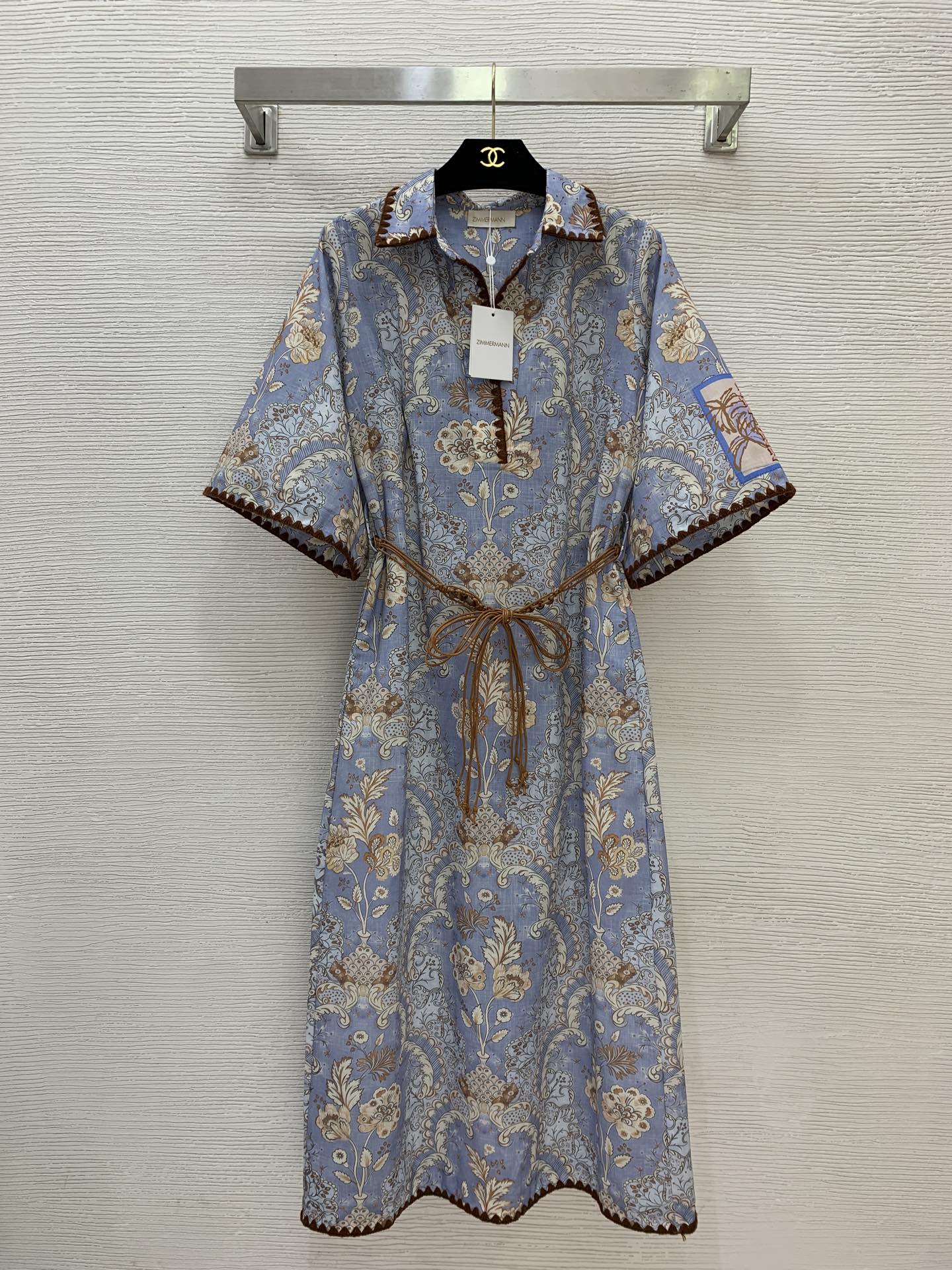 NO:777745,The highest version on the market, the girl will inspect the goods, trim the three marks on the threads, and deliver the goods. You can send pictures and take videos. If you want quality or service, please add me on WeChat. We will not accept urgent orders. Model No. G26040137 ZIMMERMAN* Zimmerman Australian brand  High-end customized cotton and linen blended fabrics, blue bohemian resort style retro prints, loose and versatile V-shaped lapels, wide sleeves, mid-length, the highest version on the market. The girl will inspect the goods, trim the three marks on the threads, and send pictures and videos before delivery. If you want quality and service, add me on WeChat, and we will not accept urgent orders. This dress delivery belt!  1.2.3.4/SMLXL (size 2 shoulder width 37, bust 102, sleeve length 36, skirt length 125), Zimmerman-clothing, skirts,19860909市面最高版本小妹验货、修剪线头上三标、发货可发图及拍视频,要品质要服务的加我微信,不接急单.款号G26040137 ZIMMERMAN*兹默曼澳洲品牌 高端定制棉麻混纺面料、蓝色系波西米亚度假风复古印花宽松百搭V字翻领阔袖中长市面最高版本小妹验货、修剪线头上三标、发货可发图及拍视频,要品质要服务的加我微信,不接急单.款连衣裙配送腰带！1.2.3.4/SMLXL（2码肩宽37,胸围102,袖长36,裙长125）,兹默曼-服装,skirts,,Women's clothing