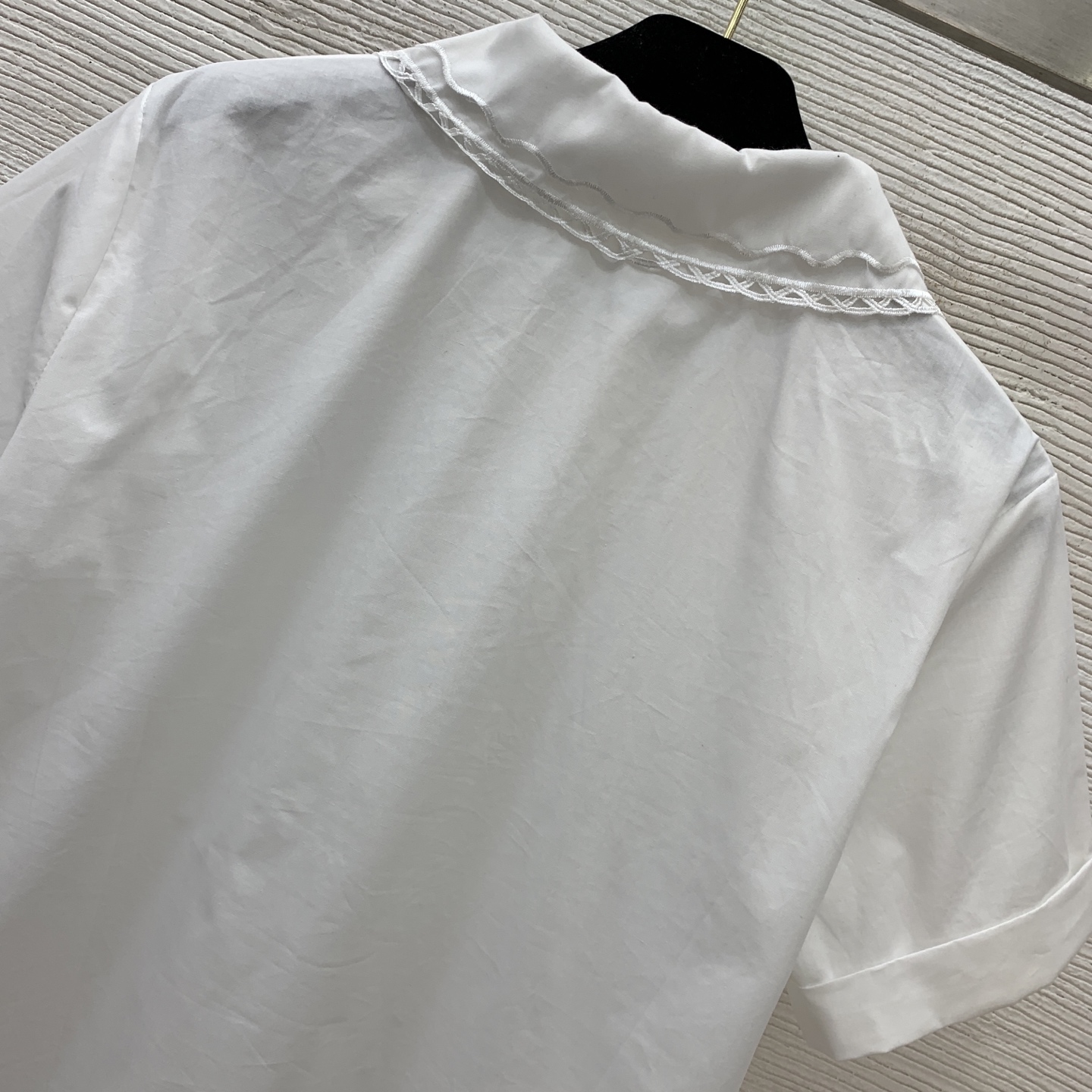 款号D MiuMi*u缪家新款定制胸前字母logo徽标装饰、双层花边波点娃娃领学院风减龄百搭短袖纯棉衬衣