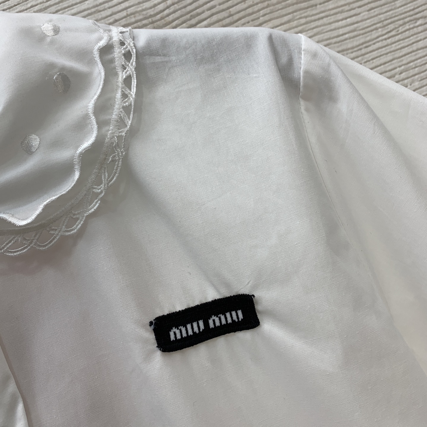 款号D MiuMi*u缪家新款定制胸前字母logo徽标装饰、双层花边波点娃娃领学院风减龄百搭短袖纯棉衬衣