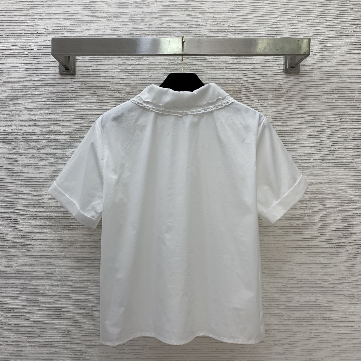 款号D MiuMi*u缪家新款定制胸前字母logo徽标装饰、双层花边波点娃娃领学院风减龄百搭短袖纯棉衬衣