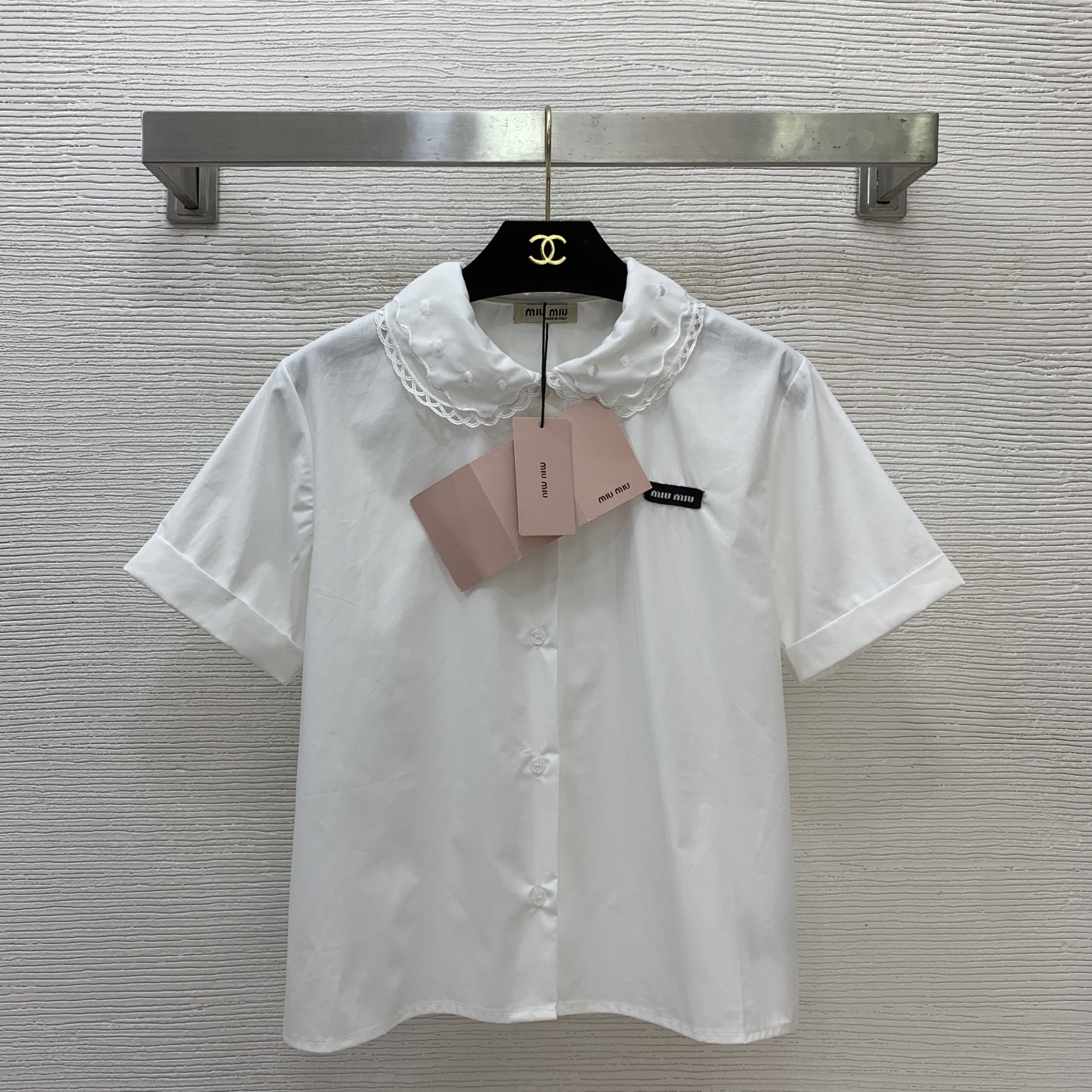 款号D MiuMi*u缪家新款定制胸前字母logo徽标装饰、双层花边波点娃娃领学院风减龄百搭短袖纯棉衬衣