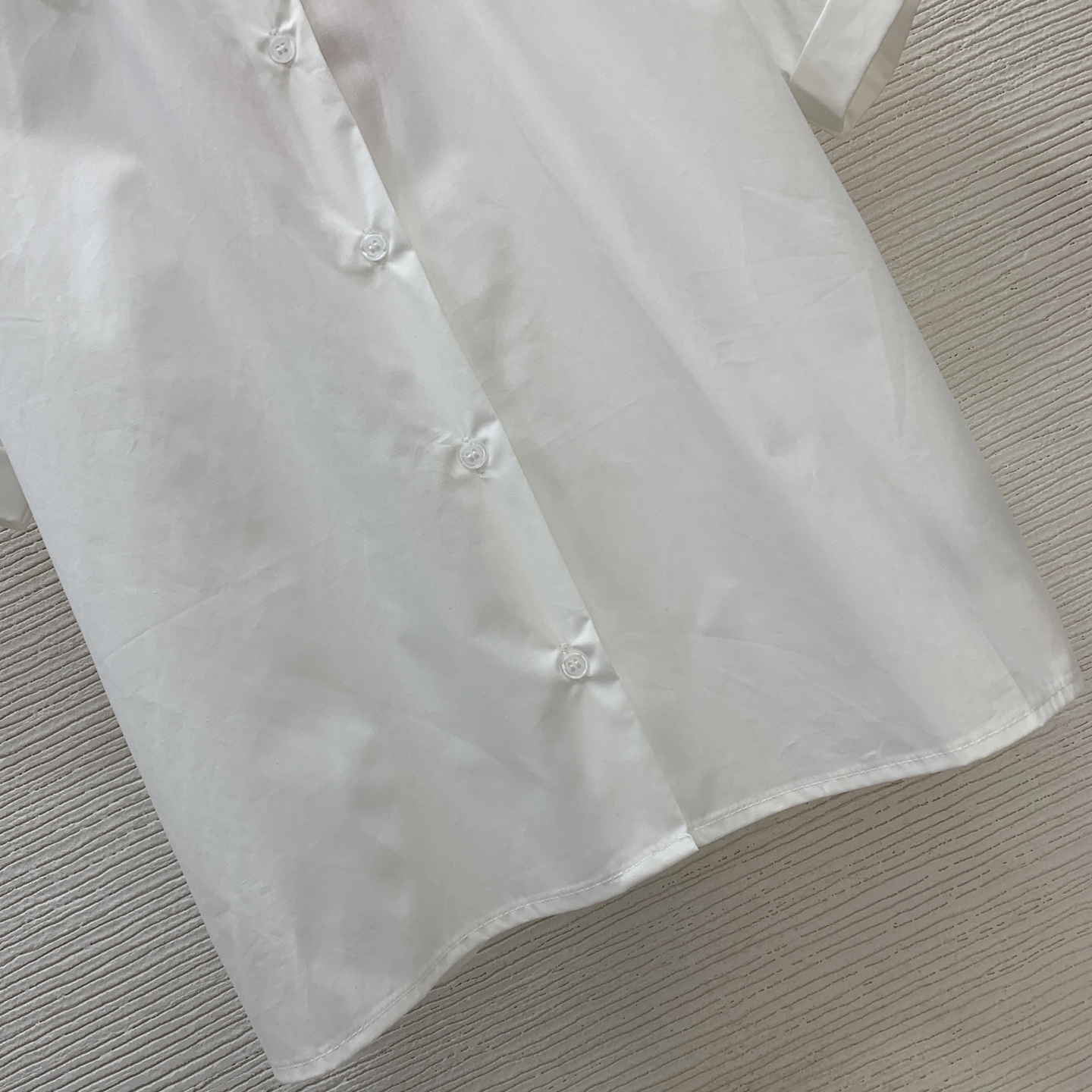 款号D MiuMi*u缪家新款定制胸前字母logo徽标装饰、双层花边波点娃娃领学院风减龄百搭短袖纯棉衬衣