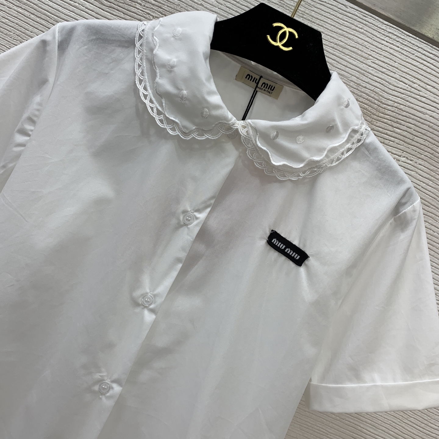 款号D MiuMi*u缪家新款定制胸前字母logo徽标装饰、双层花边波点娃娃领学院风减龄百搭短袖纯棉衬衣