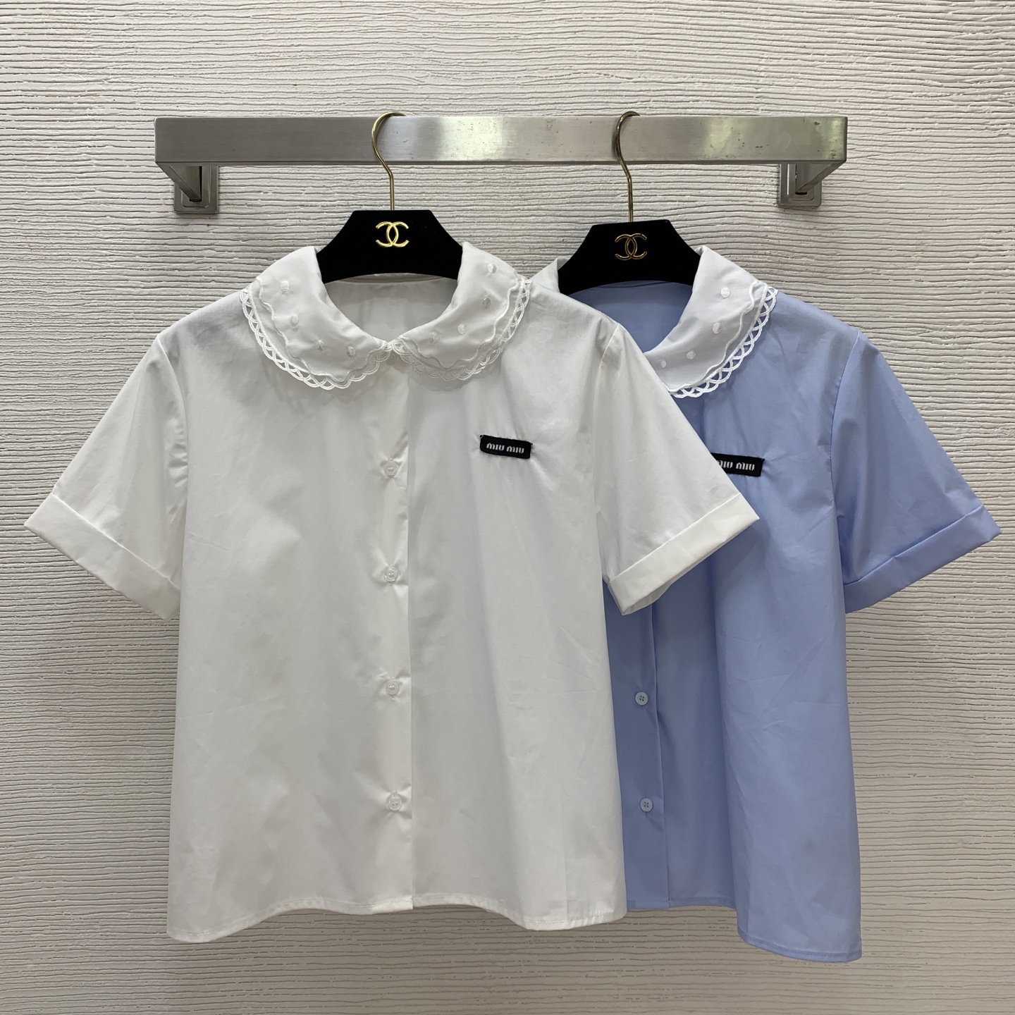 款号D MiuMi*u缪家新款定制胸前字母logo徽标装饰、双层花边波点娃娃领学院风减龄百搭短袖纯棉衬衣