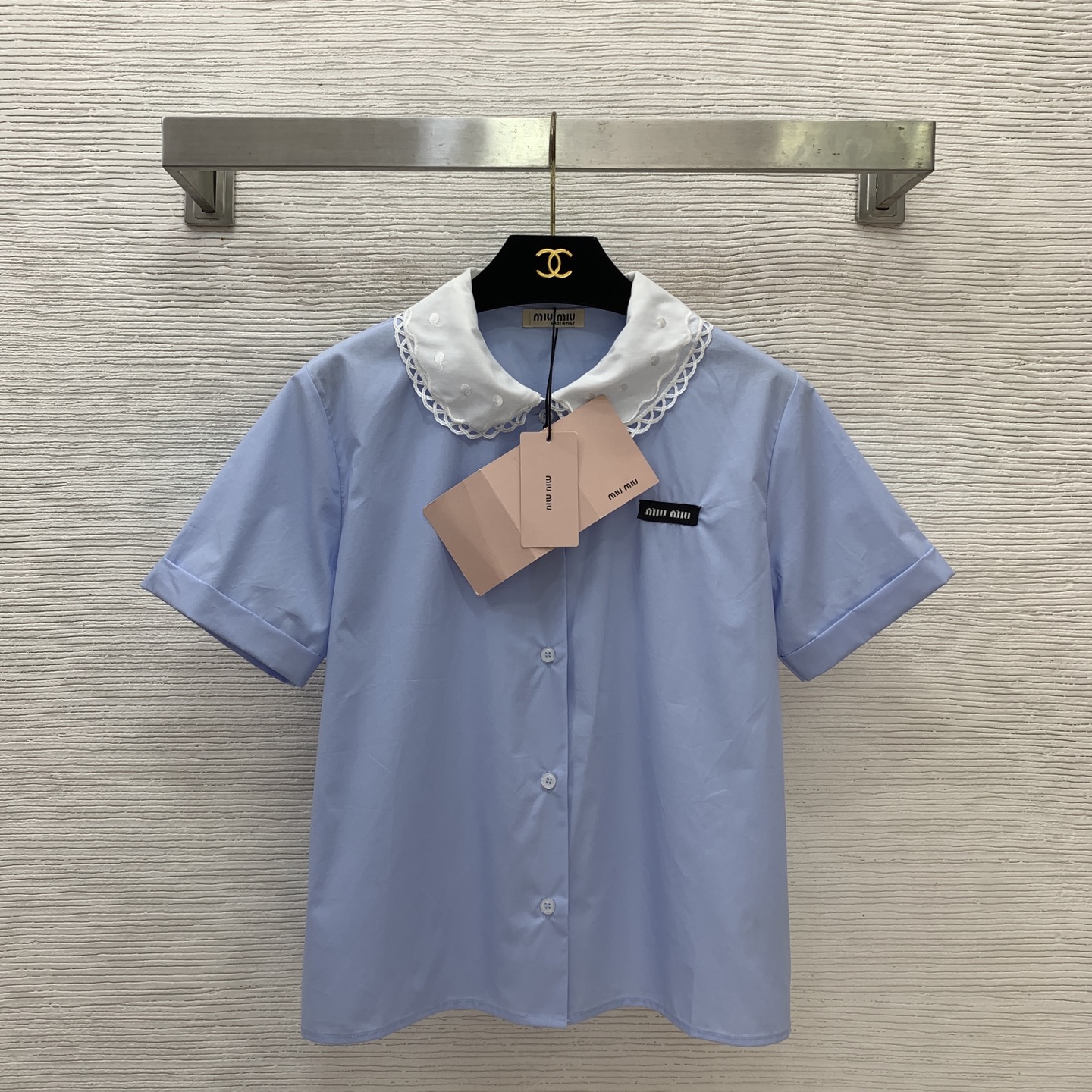 款号D MiuMi*u缪家新款定制胸前字母logo徽标装饰、双层花边波点娃娃领学院风减龄百搭短袖纯棉衬衣